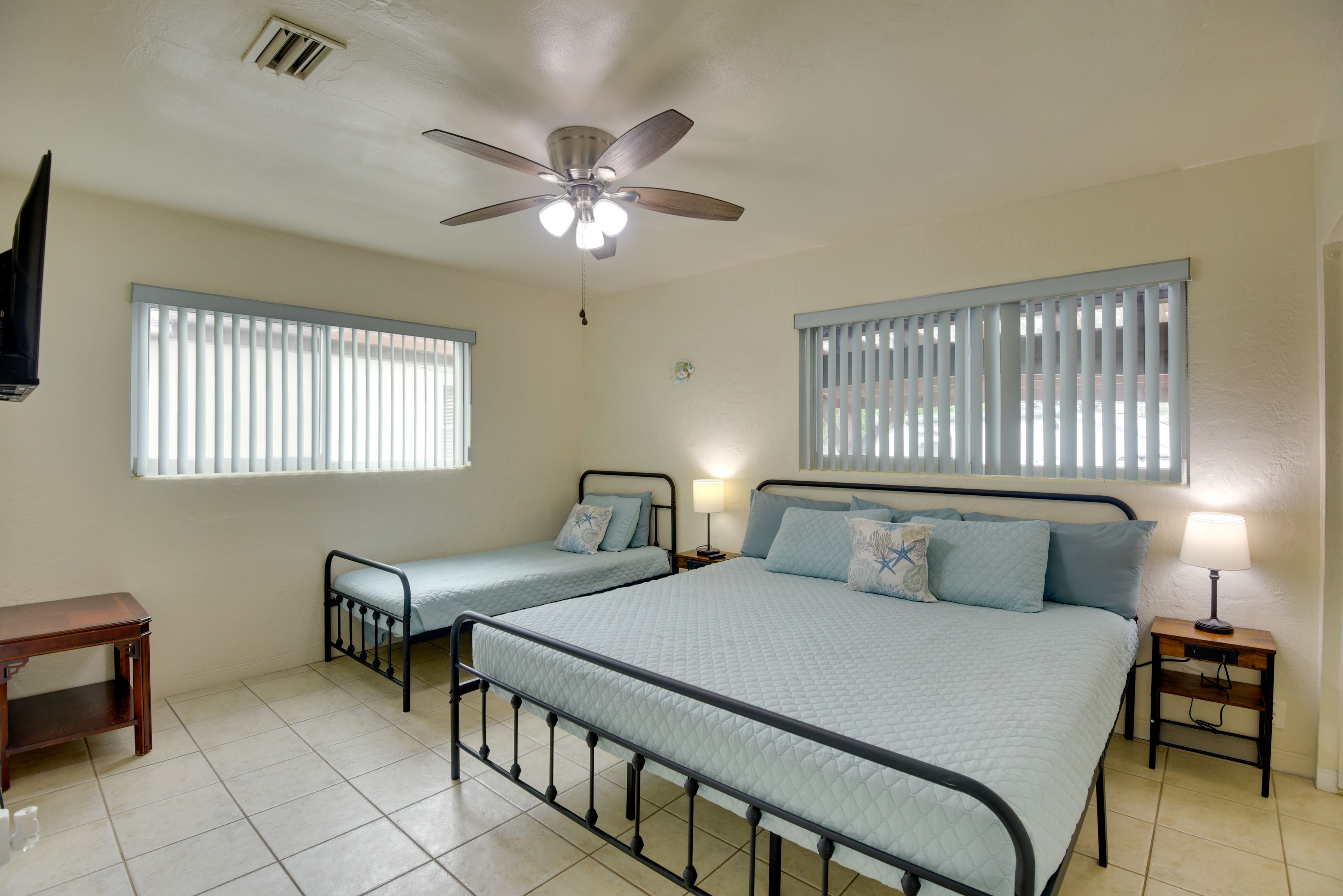Bedroom 2 | King Bed | Twin Bed