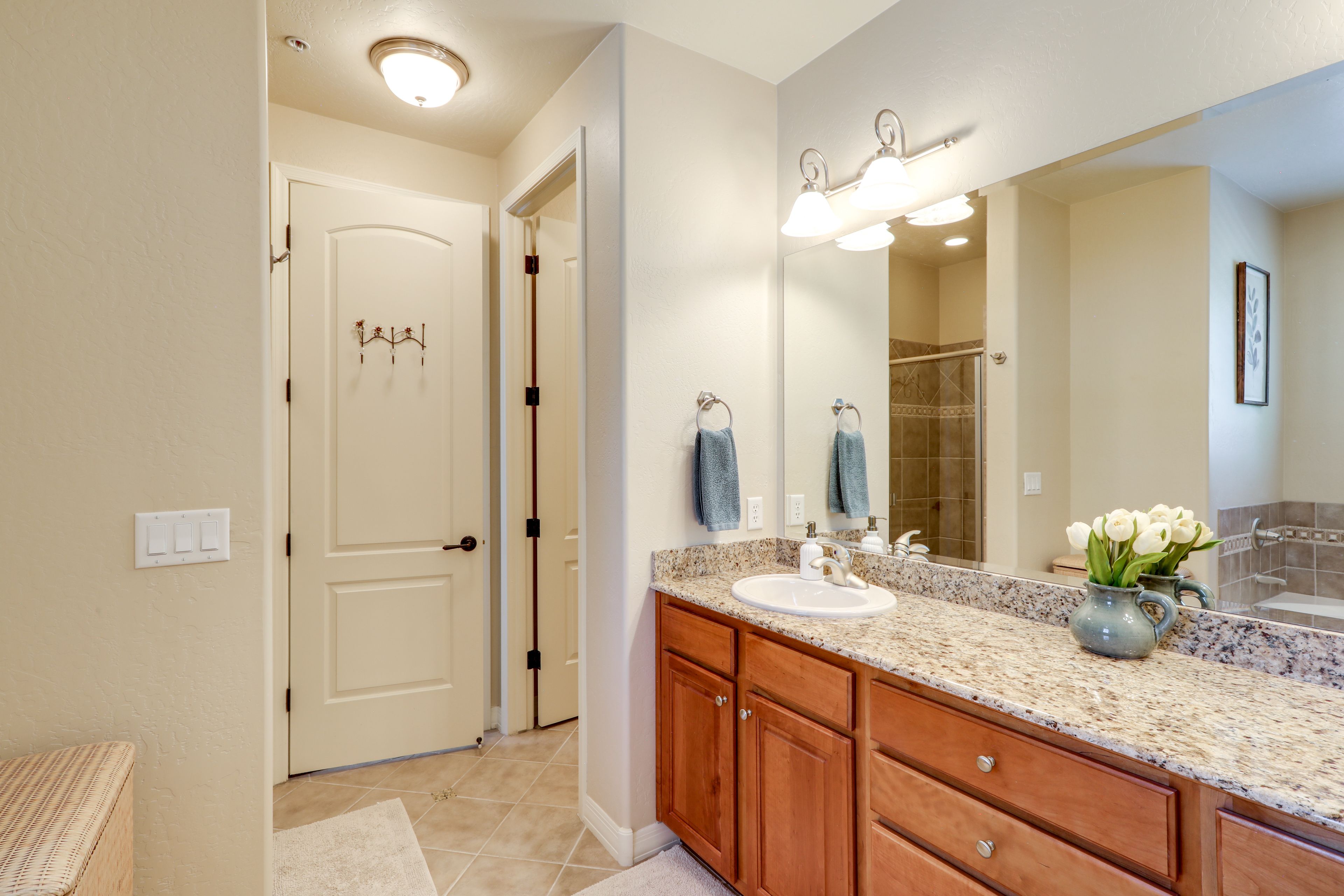 Full Bathroom | 2nd Floor | Towels Provided | Complimentary Toiletries