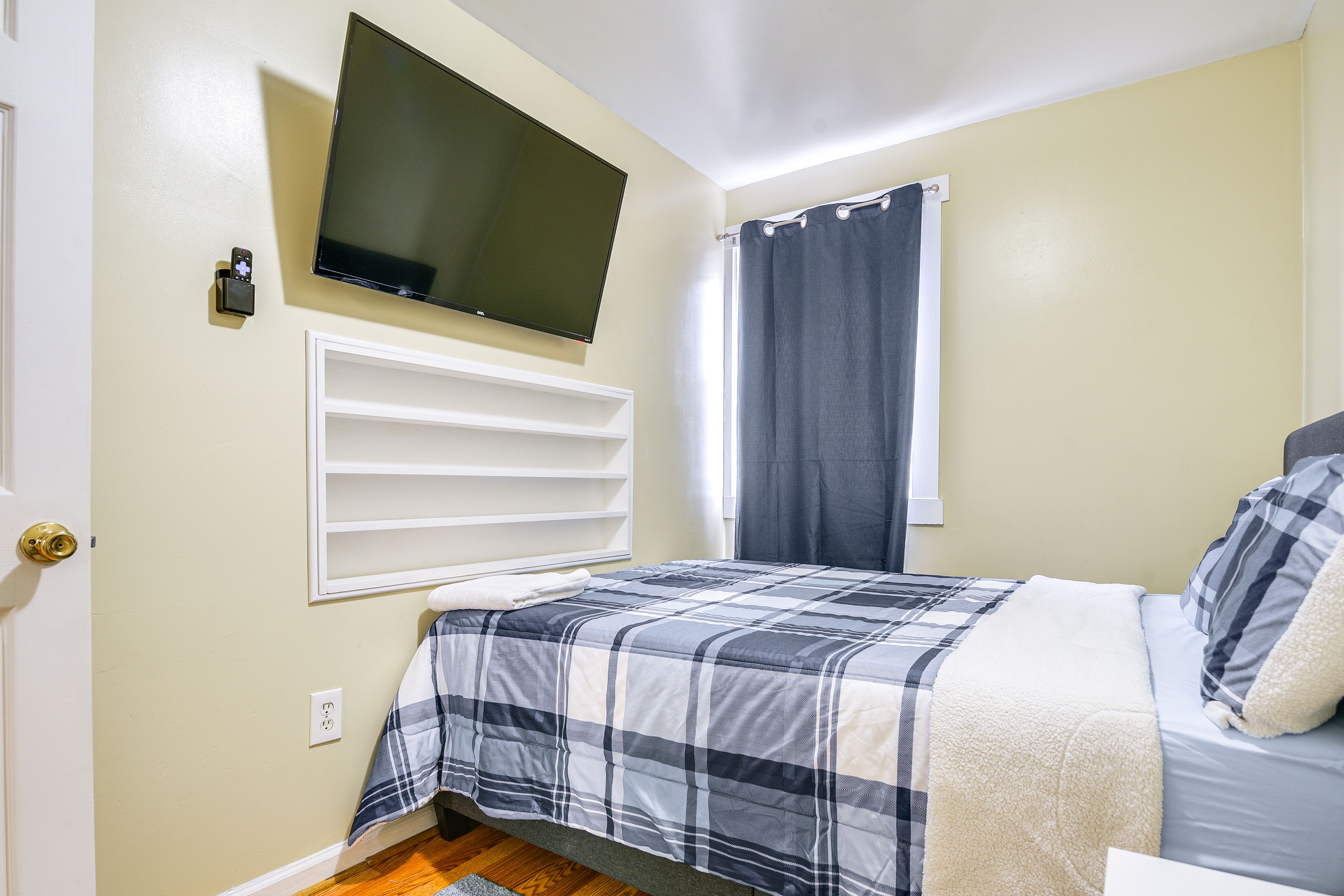 Bedroom 2 | Full Bed | 2nd Floor | Hangers