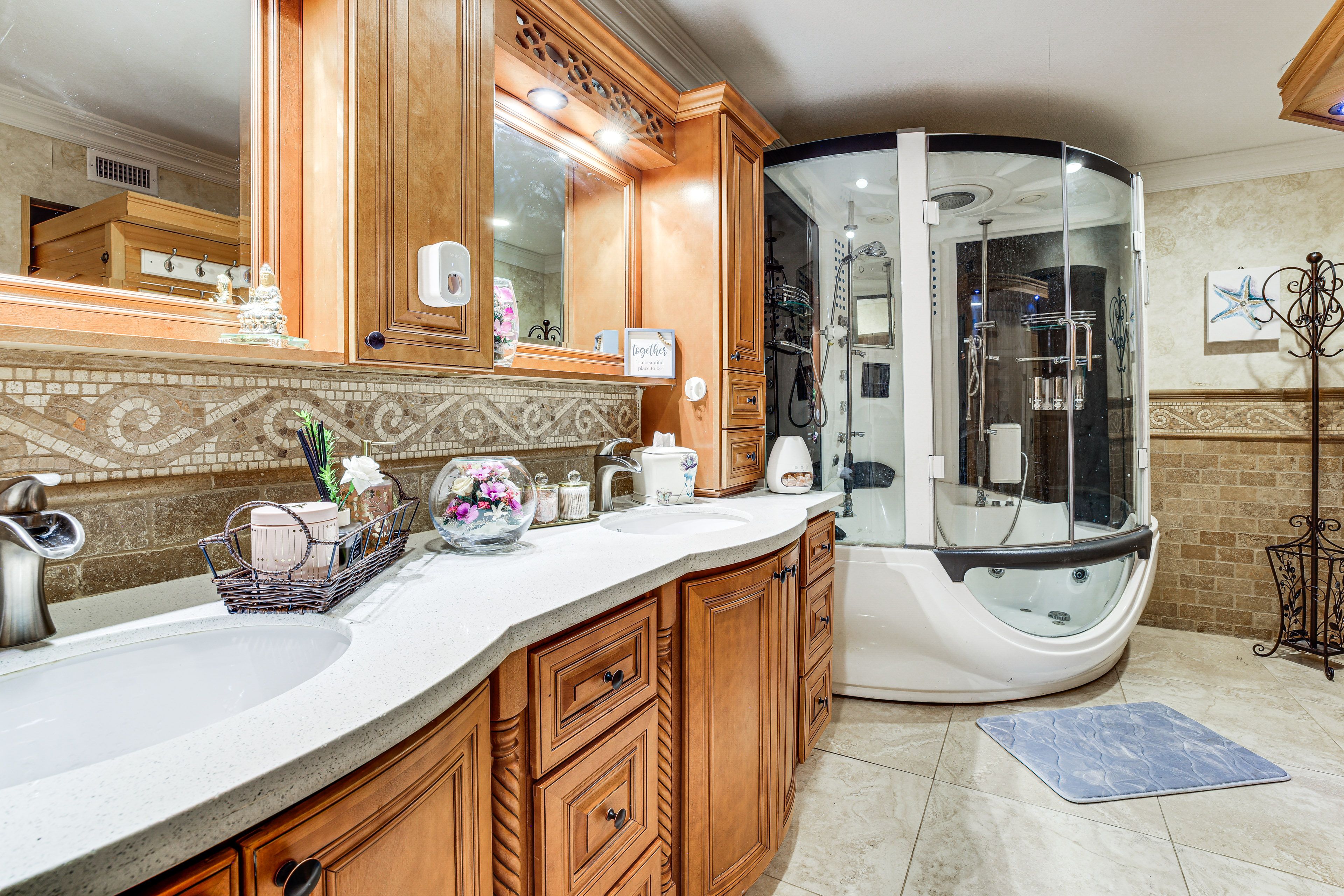 Full Bathroom | Towels Provided