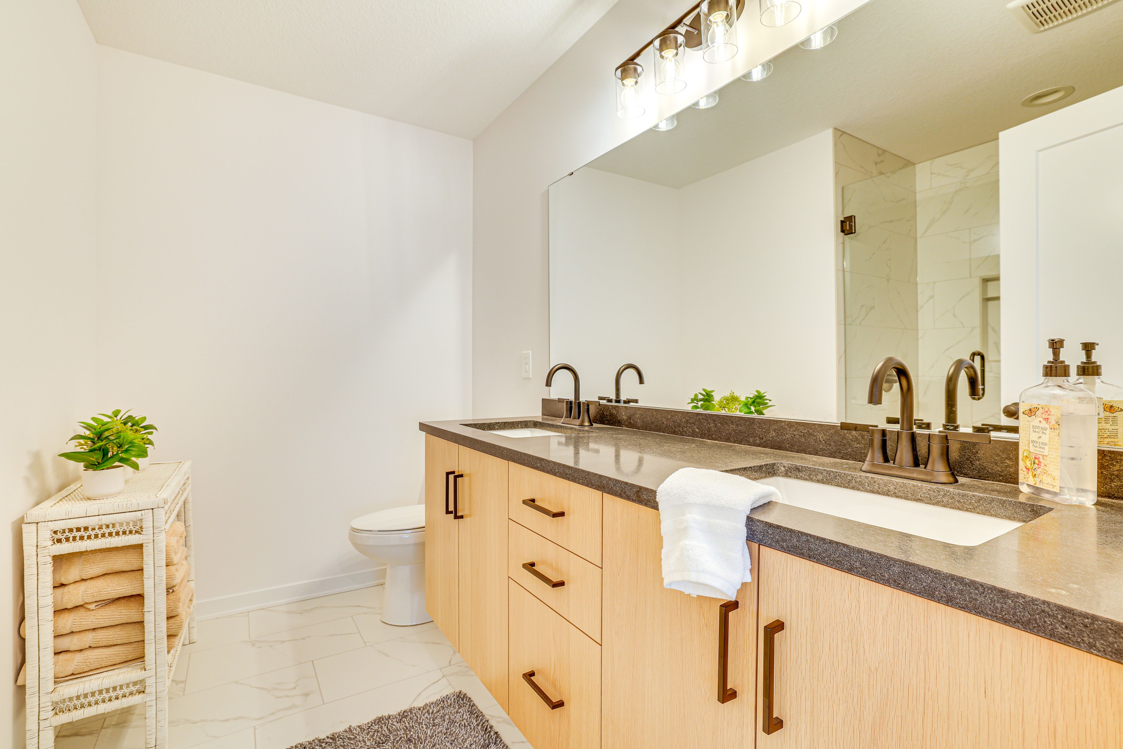 Full Bathroom | Upper Floor | Towels Provided