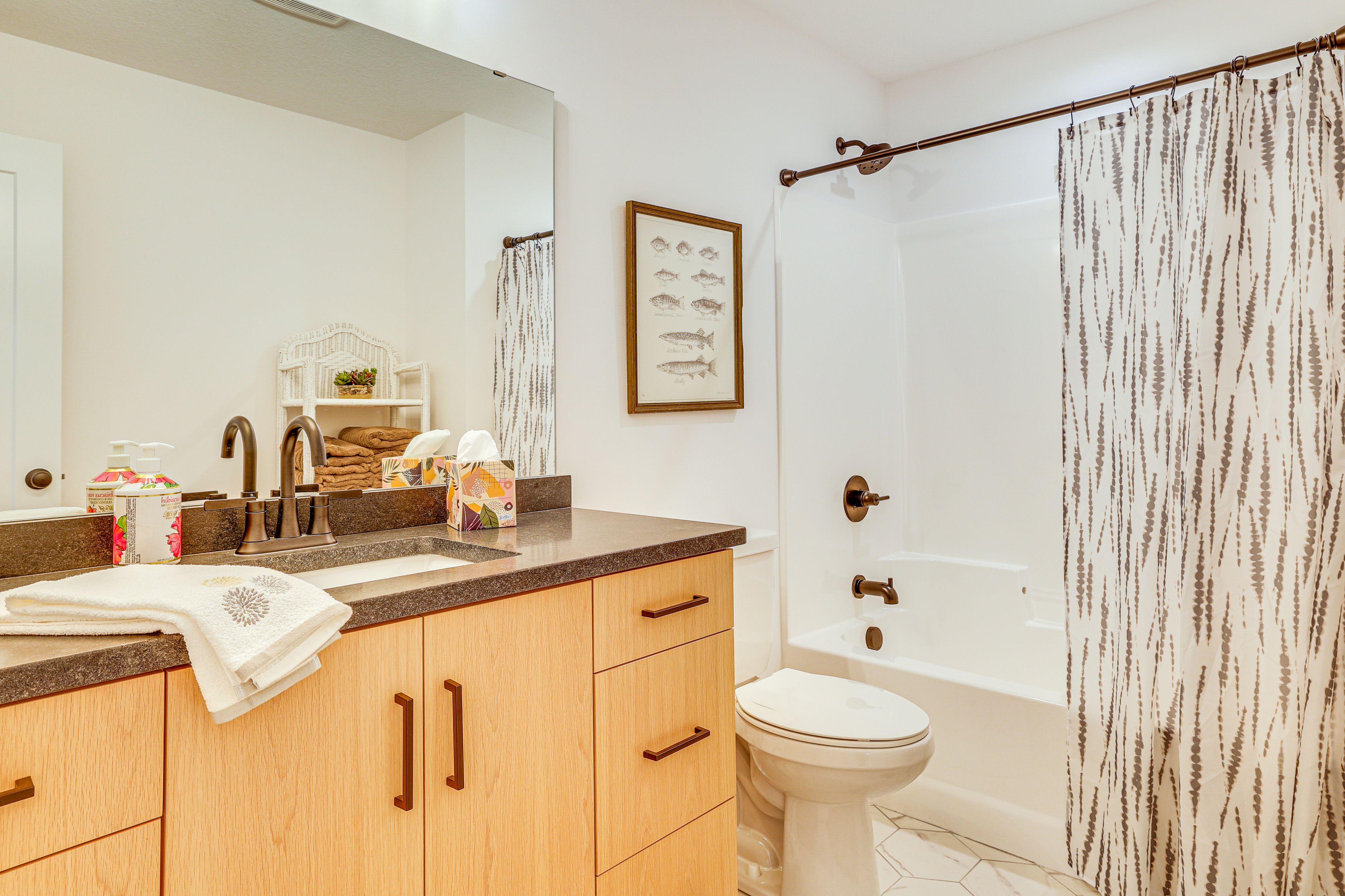 Full Bathroom | Lower Floor | Towels Provided