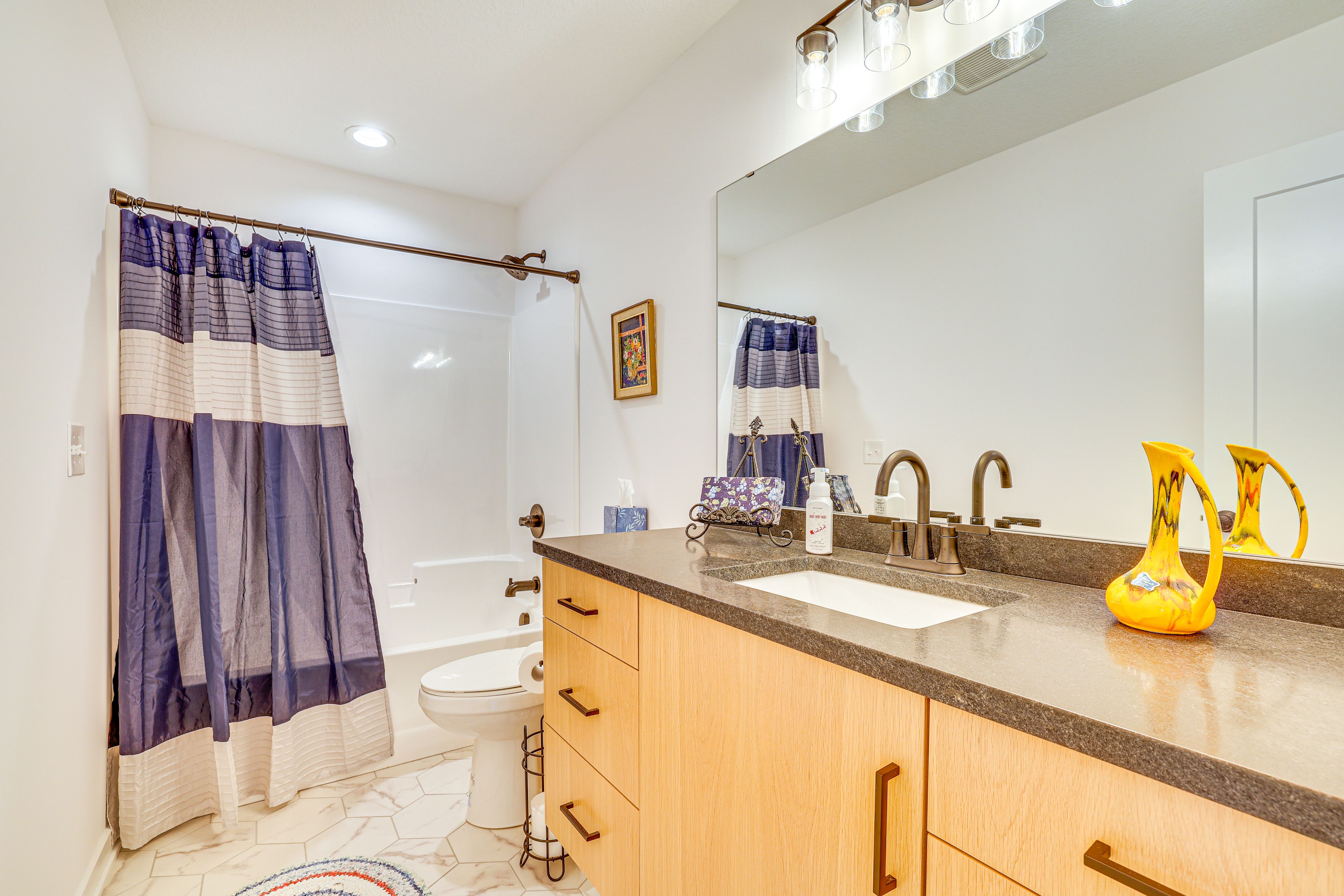 Full Bathroom | Upper Floor | Towels Provided