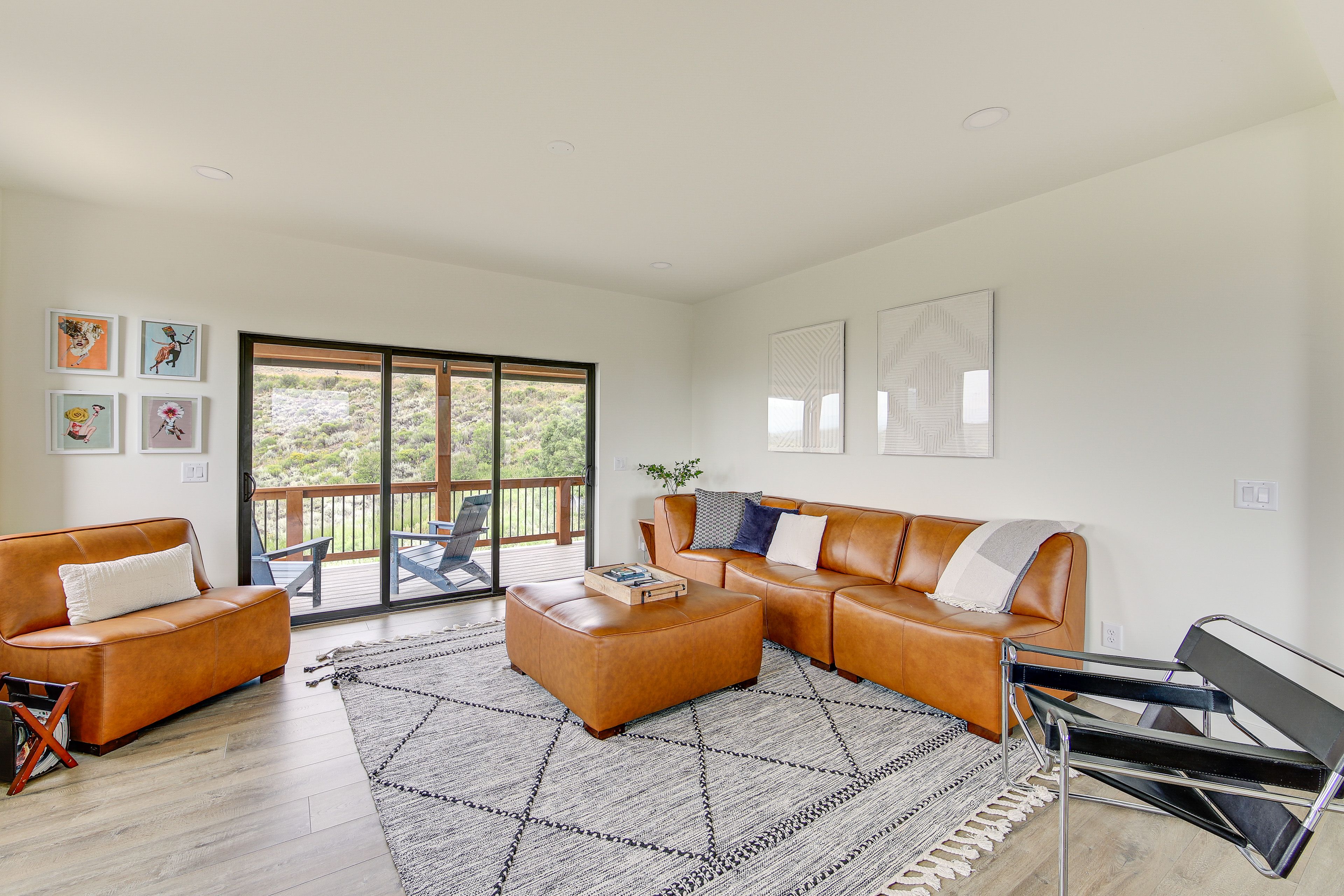 Living Room | Flat-Screen TV | Fireplace