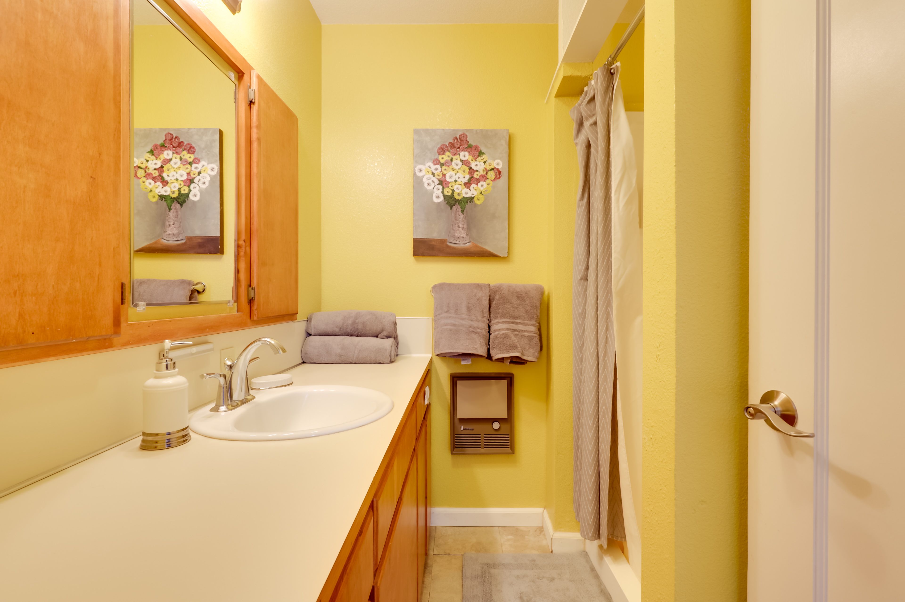 Full Bathroom | Towels Provided