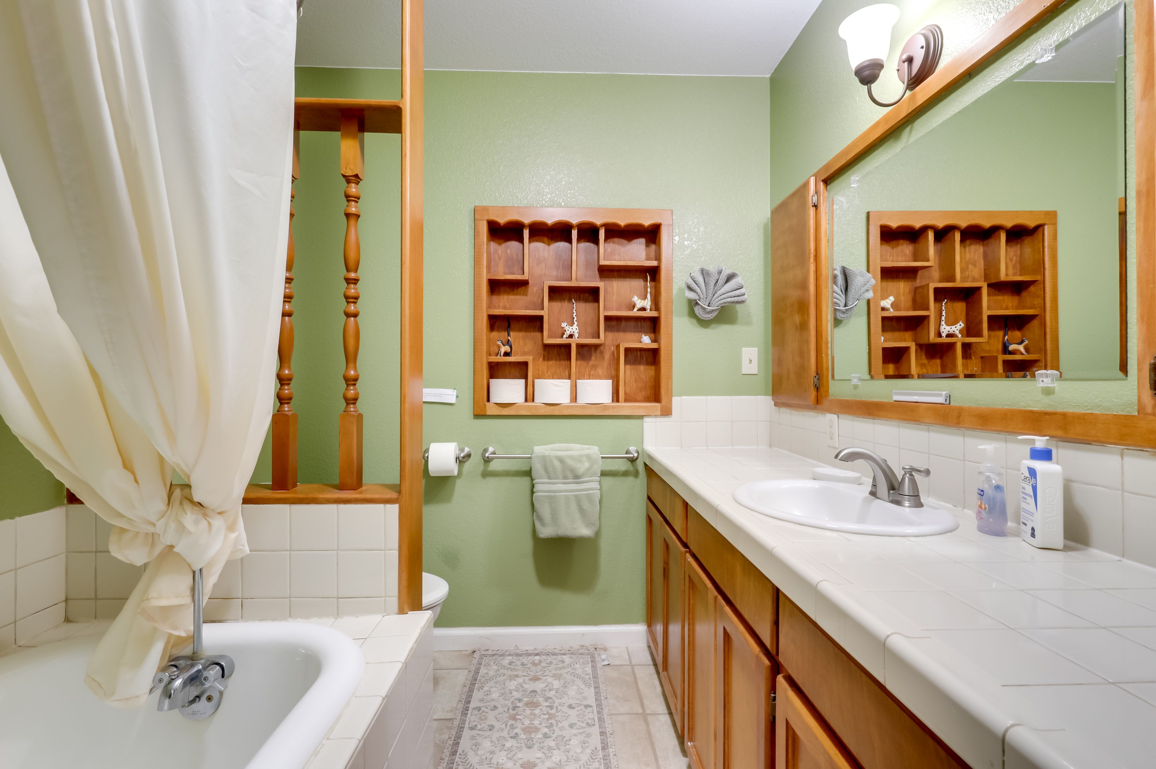 Full Bathroom | Shower/Tub Combo