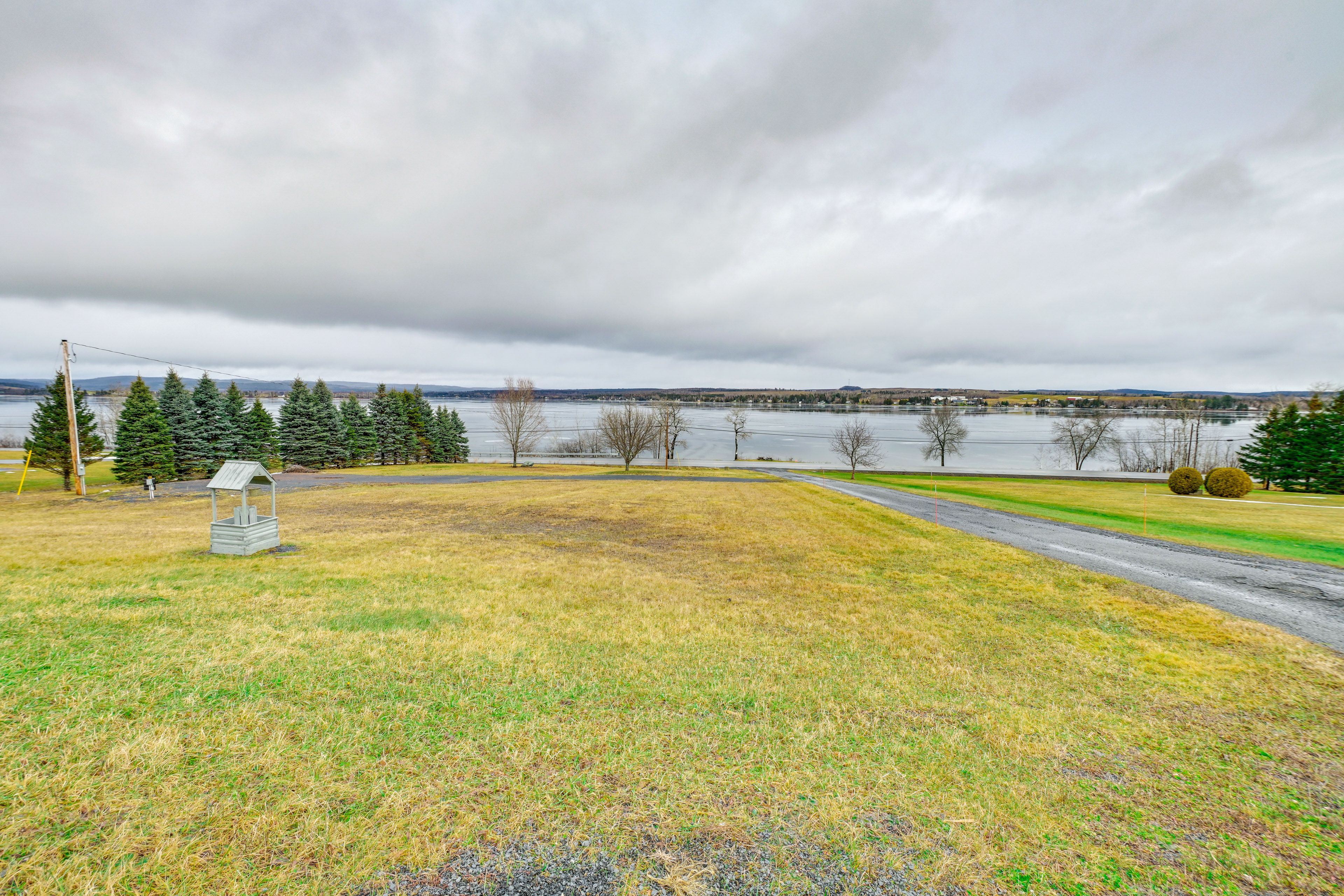 Lake-Facing Yard (Unfenced)