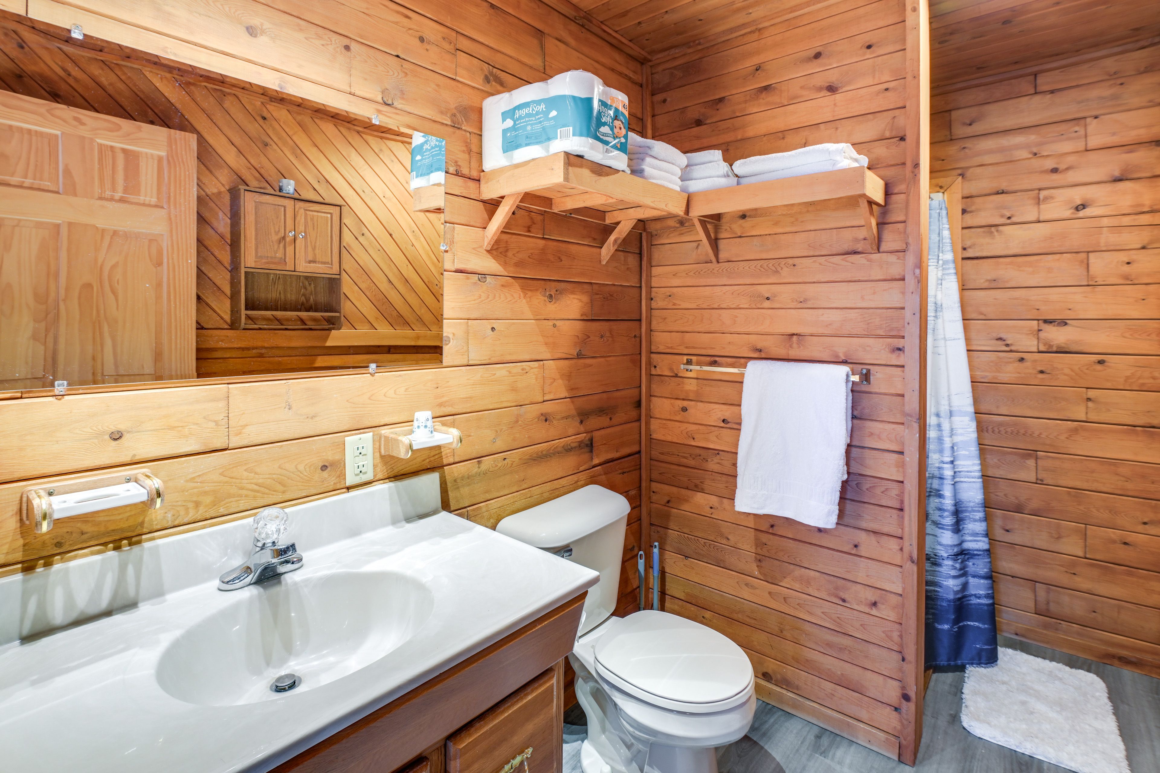 Full Bathroom | 1st Floor | Towels Provided | Complimentary Toiletries