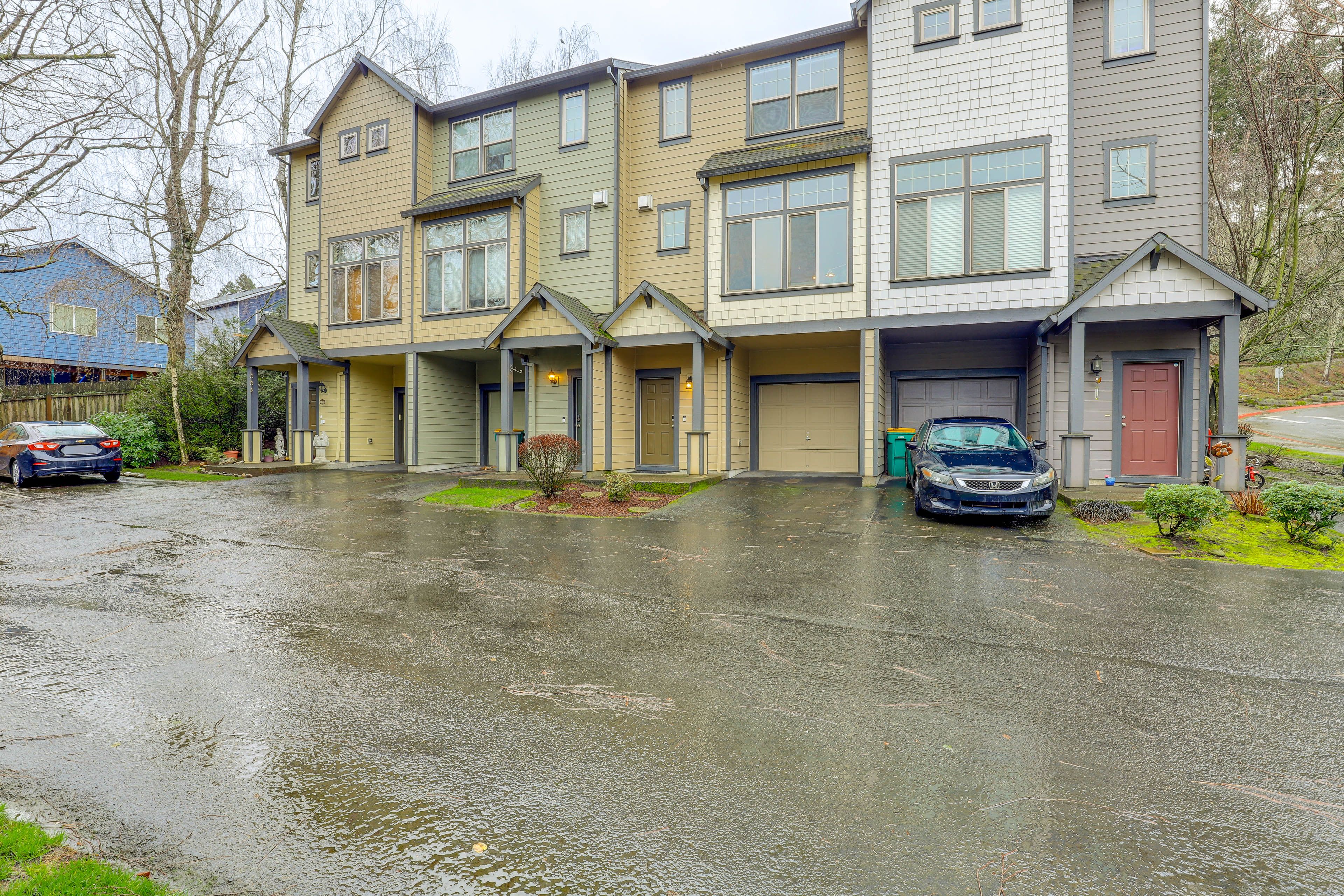 Exterior | Driveway Parking (1 Vehicle, Suitable For Sedans/Small SUVs)