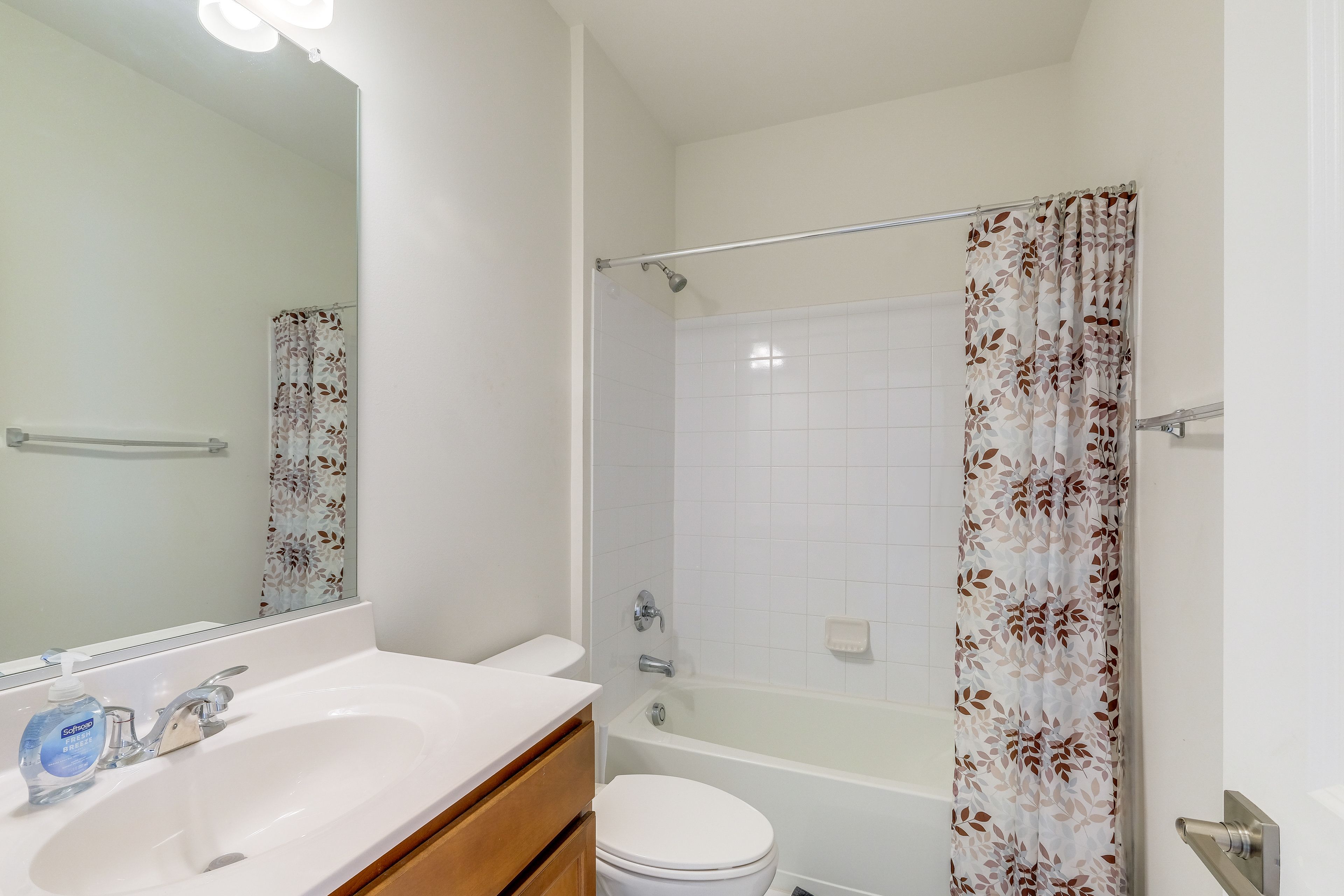 Full Bathroom | 1st Floor | Complimentary Toiletries | Towels Provided