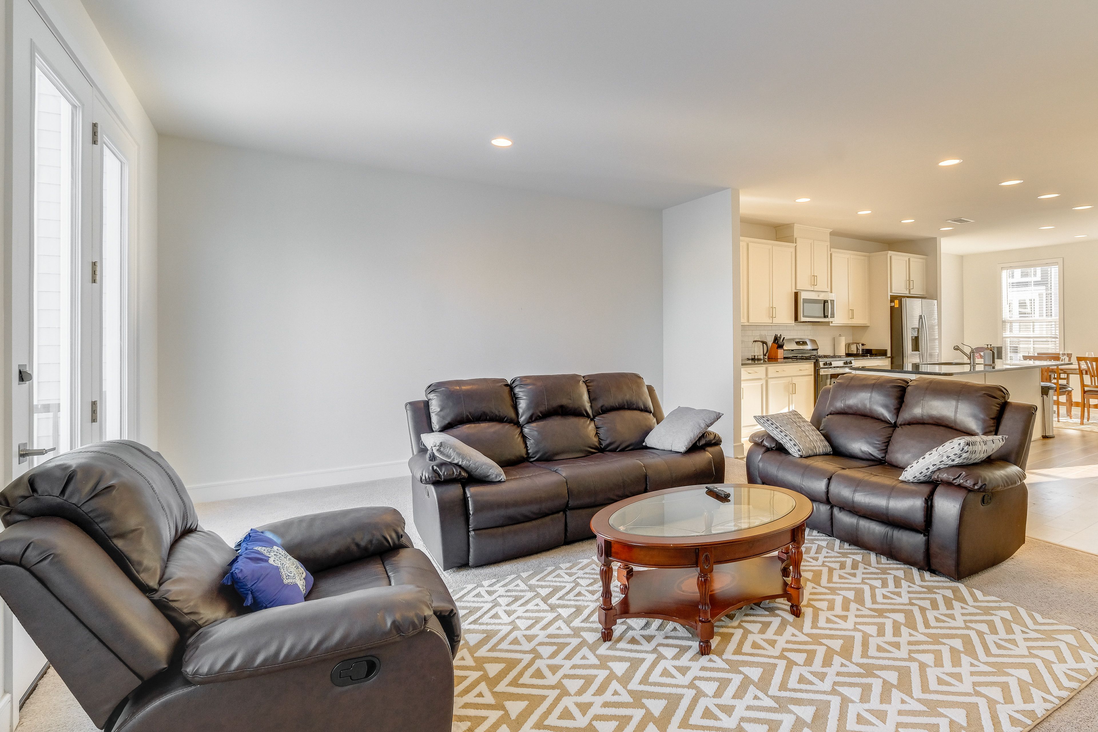 Living Room | 2nd Floor | Smart TV w/ Cable | Central Heating & A/C | Free WiFi