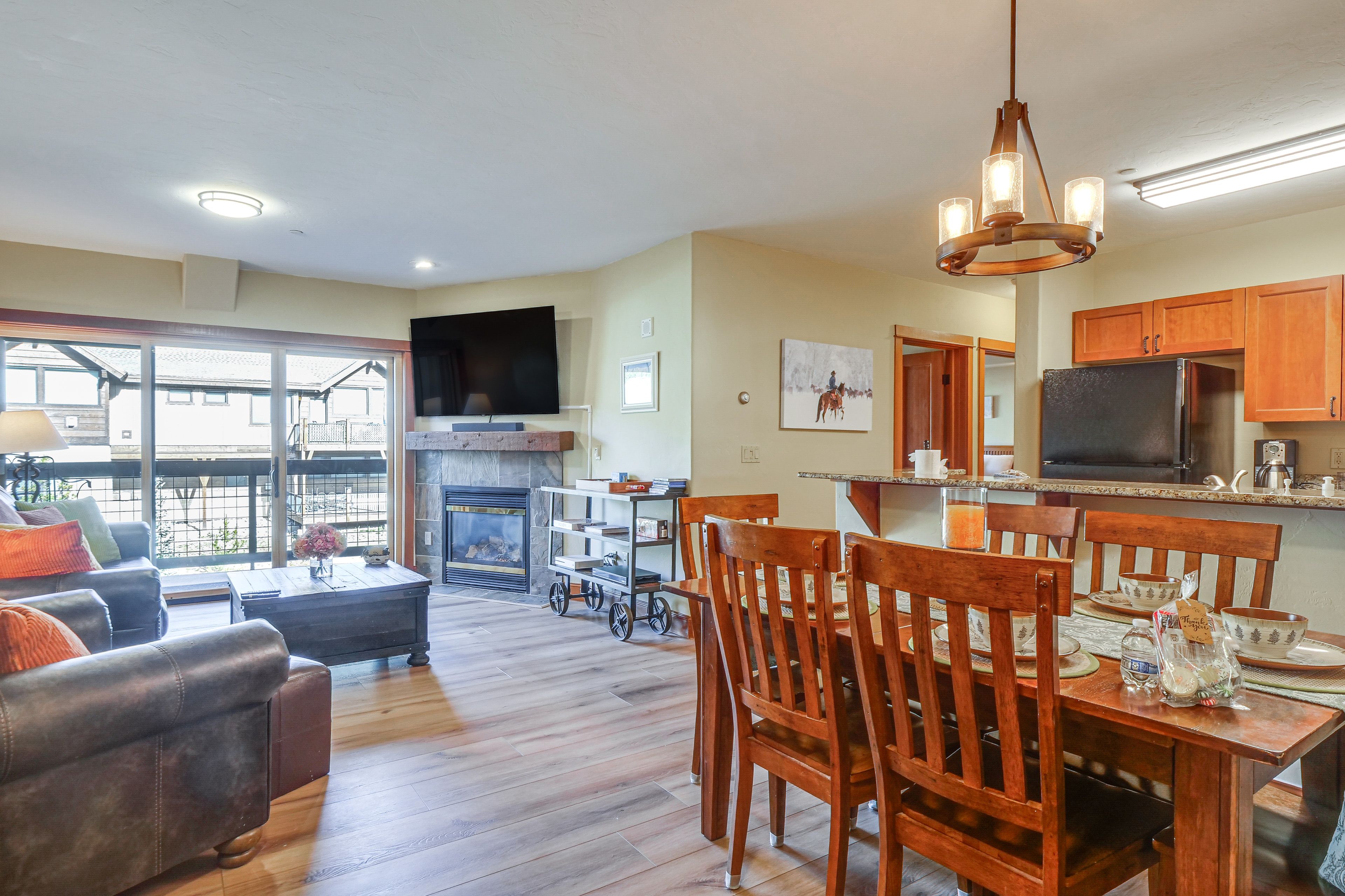 Dining Area | Dishware/Flatware Provided