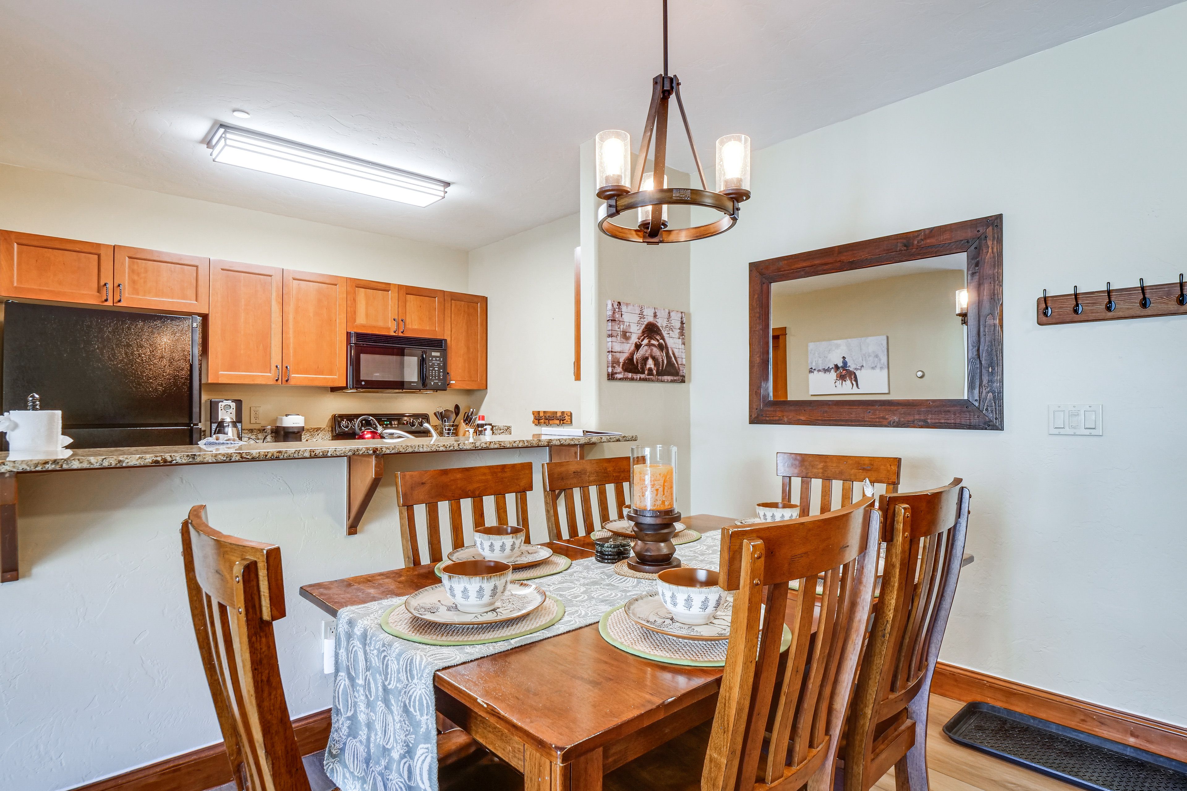 Dining Area | Dishware/Flatware Provided