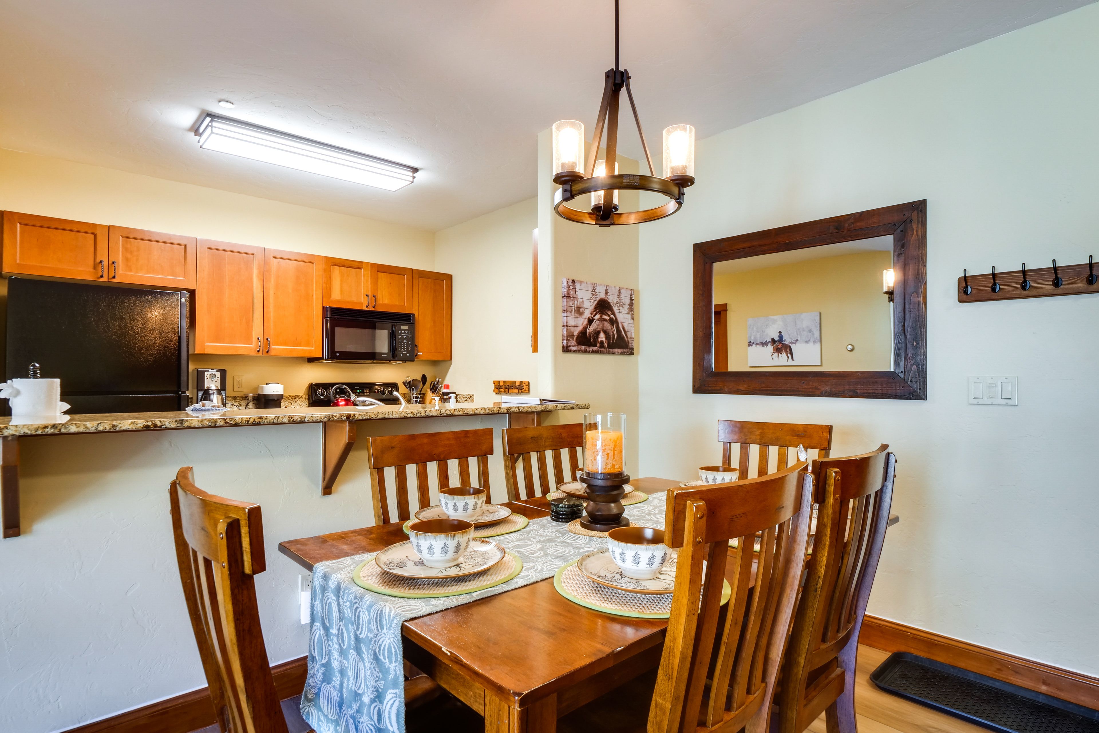 Dining Area | Dishware/Flatware Provided