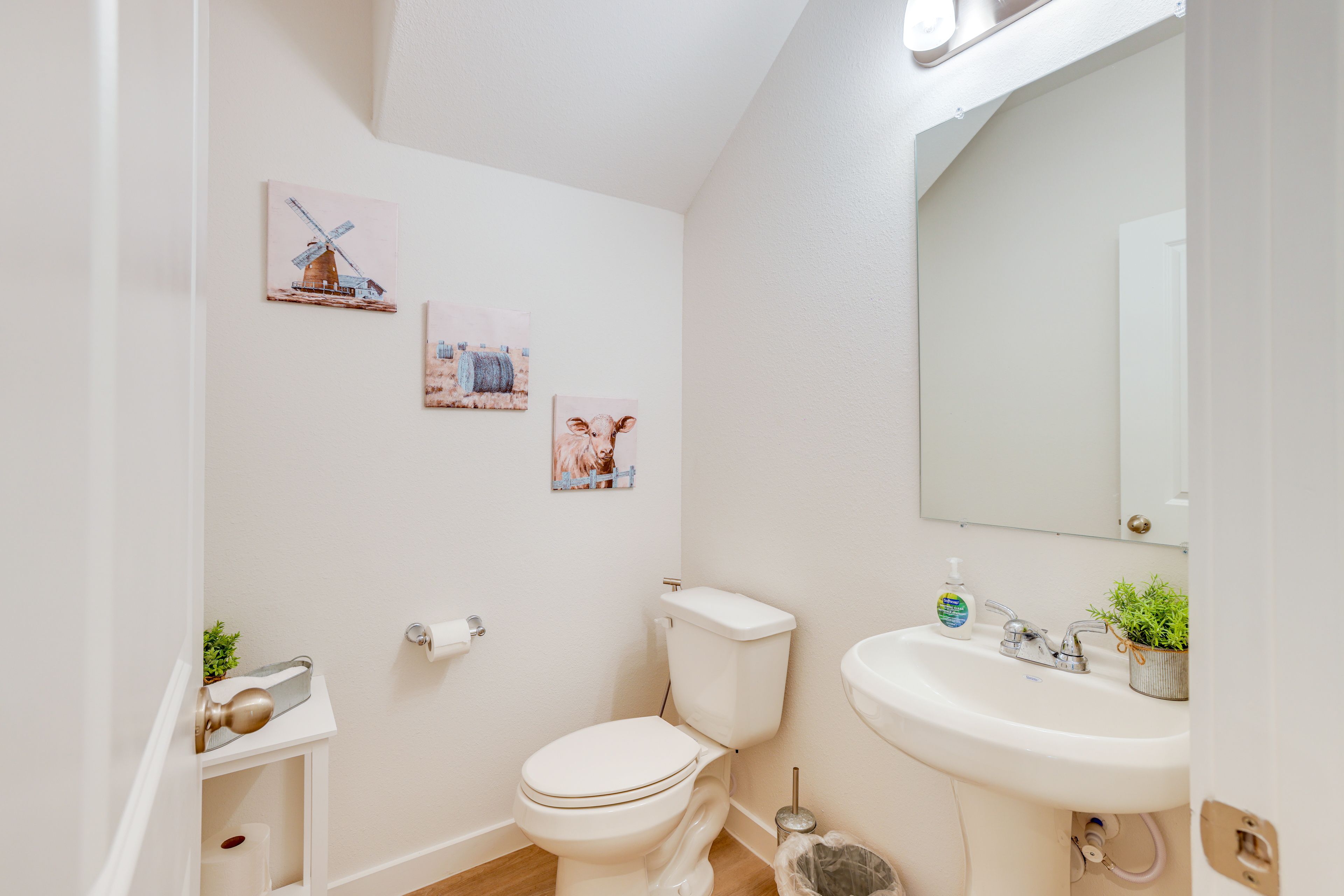 Half Bathroom | 1st Floor | Towels Provided