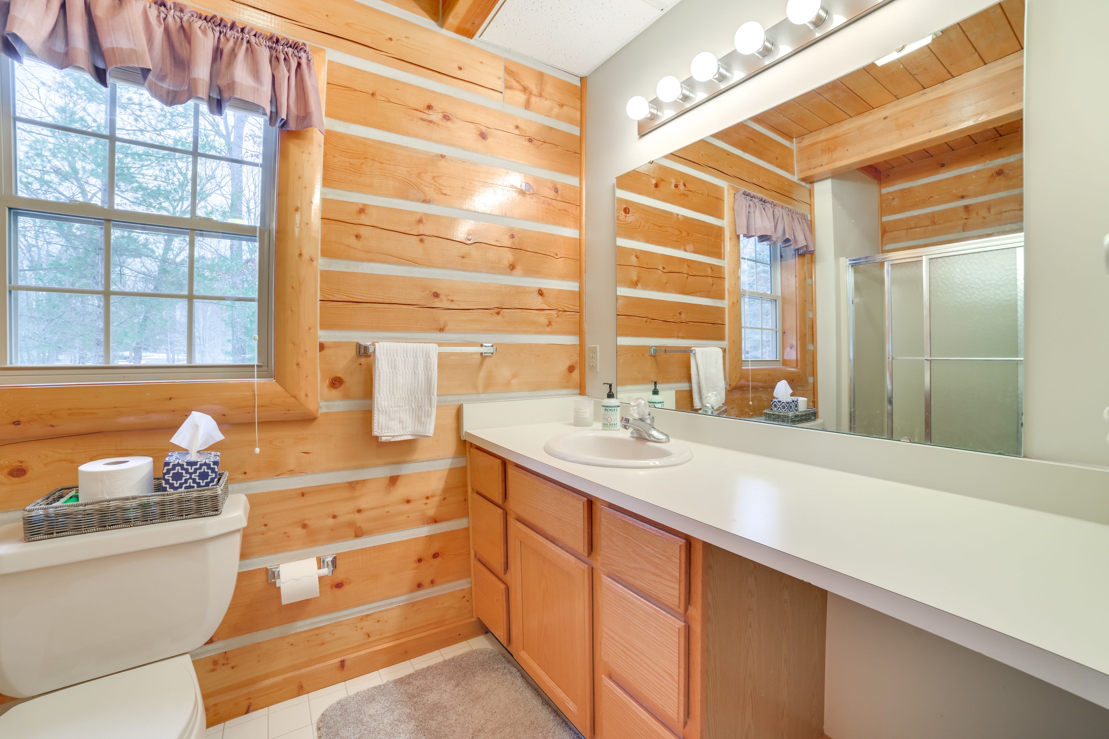 Full Bathroom | 1st Floor | Shower/Tub Combo