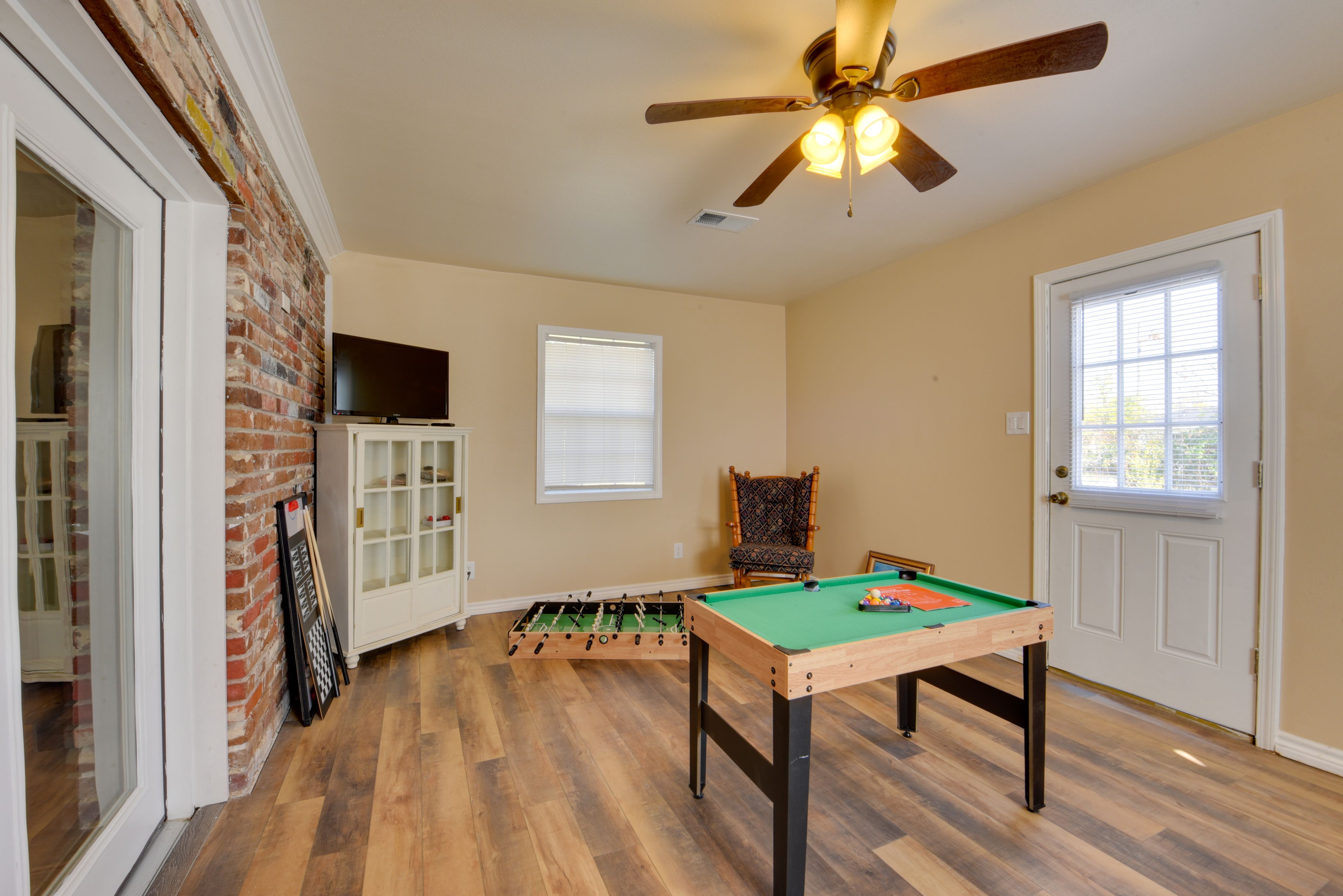 Bonus Room | Mini Pool Table | Mini Foosball Table | Smart TV