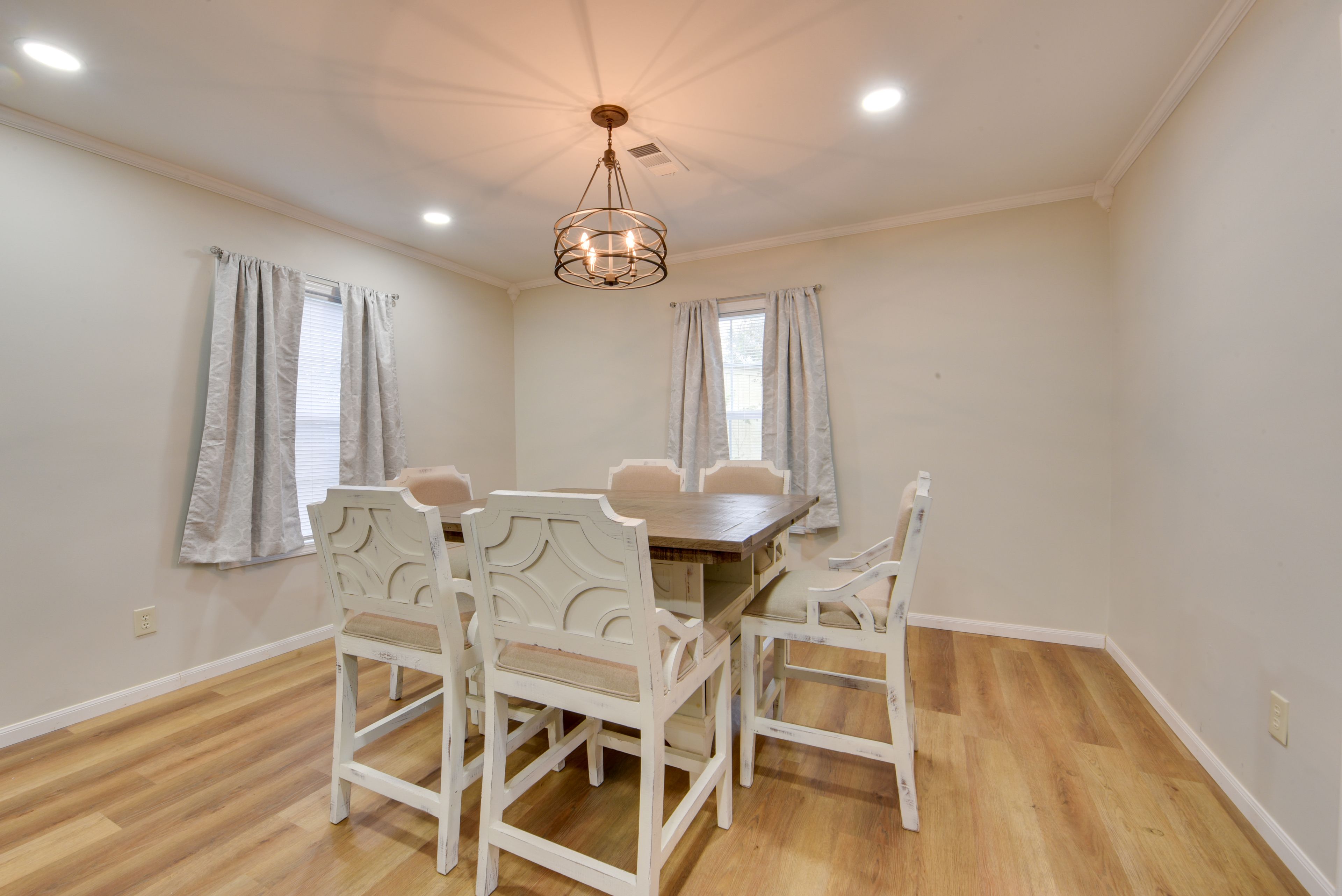 Dining Table | Dishware & Flatware