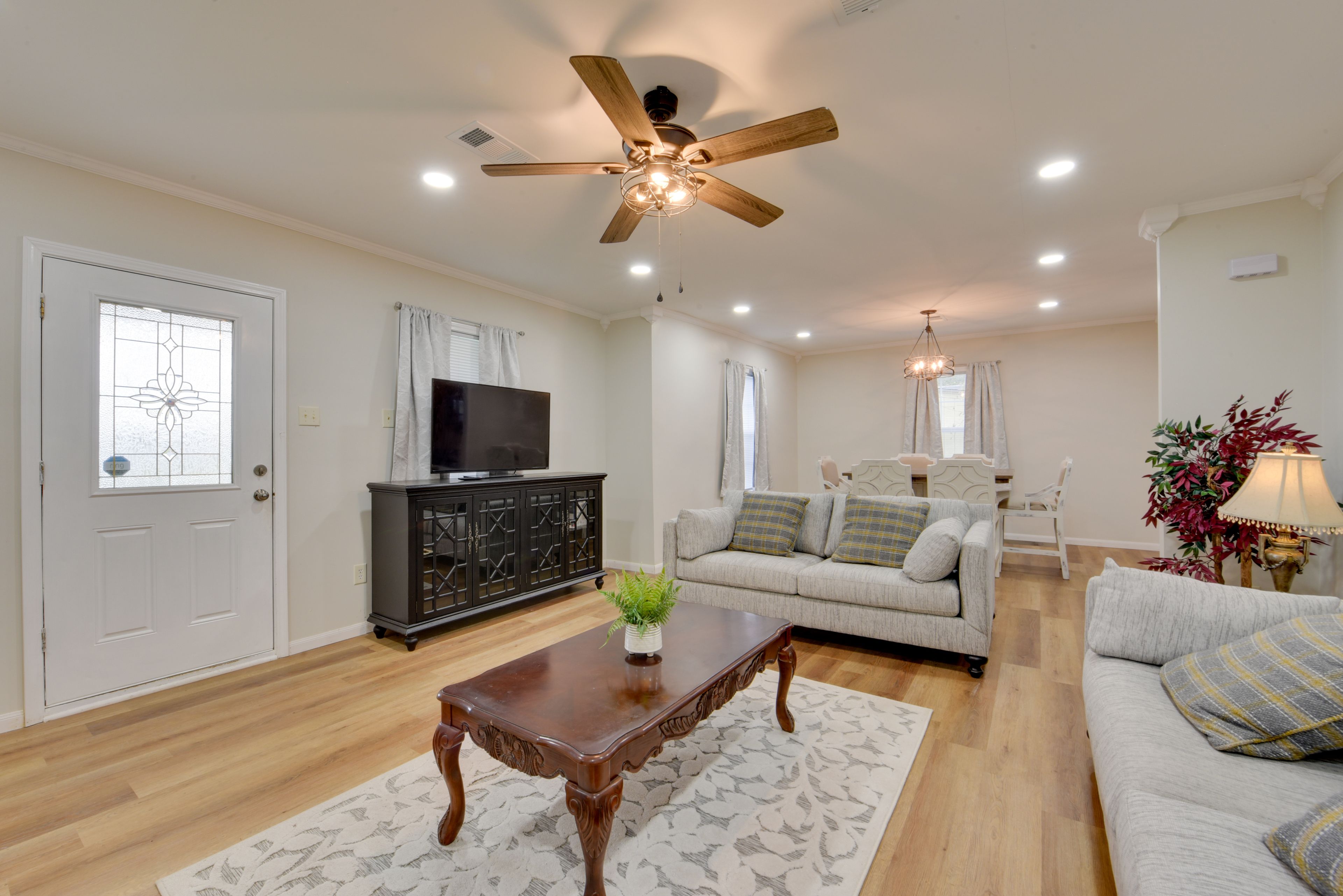 Living Room | Free WiFi | Central A/C & Heat | Smart TV