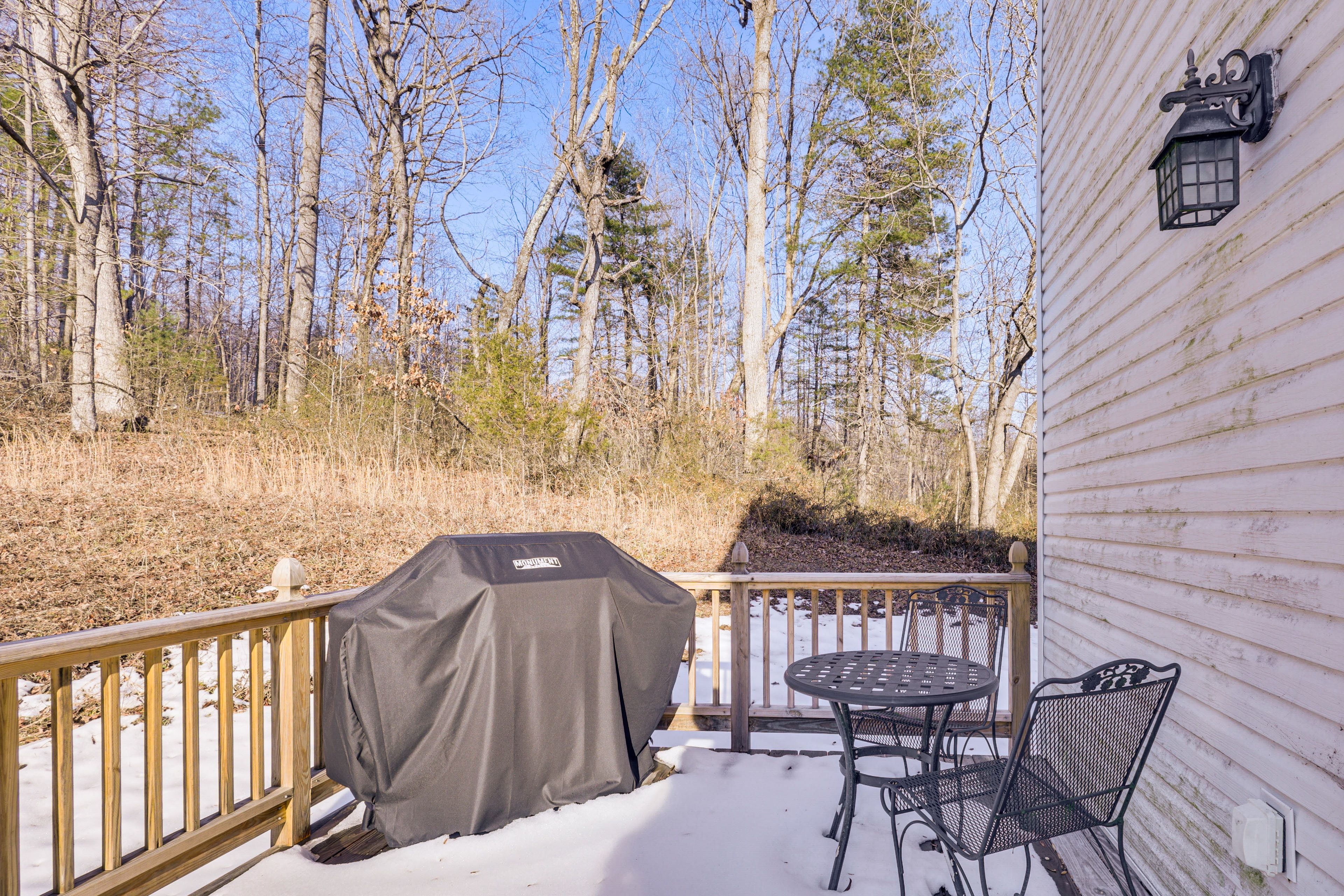 Deck | Gas Grill | Outdoor Dining Area