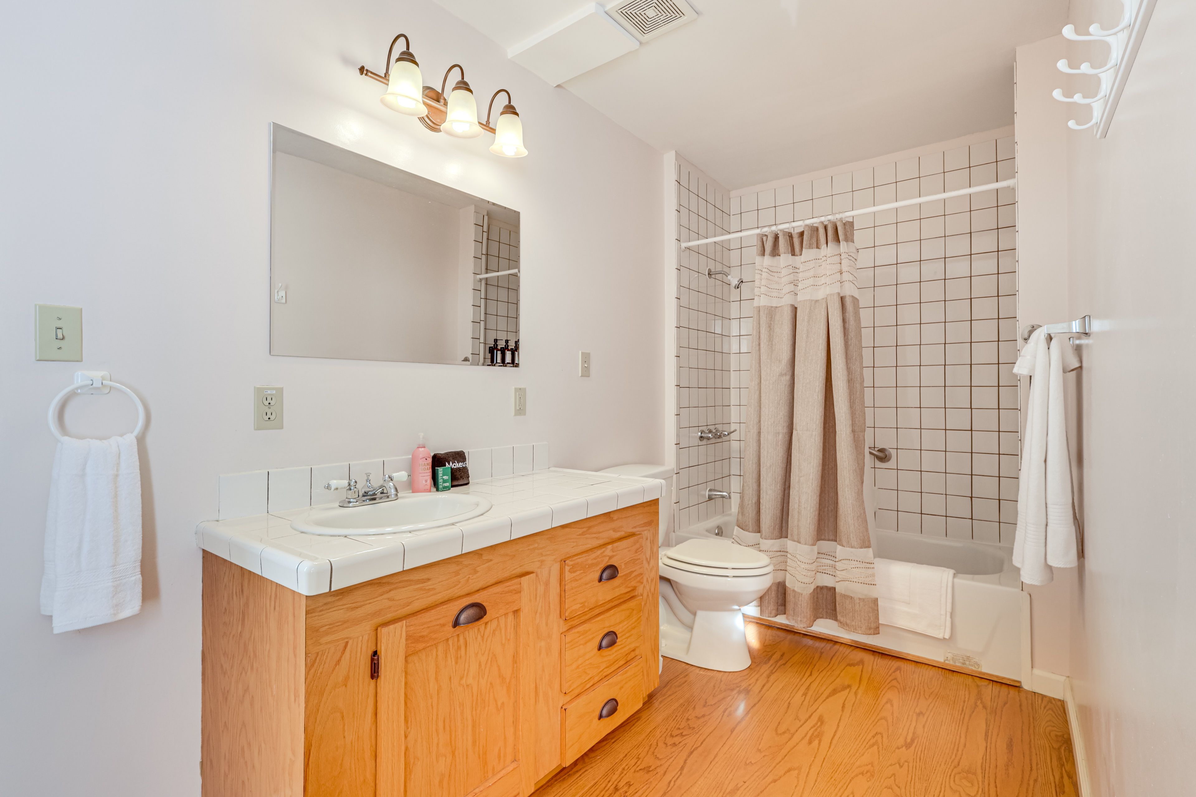 Full Bathroom | 2nd Floor