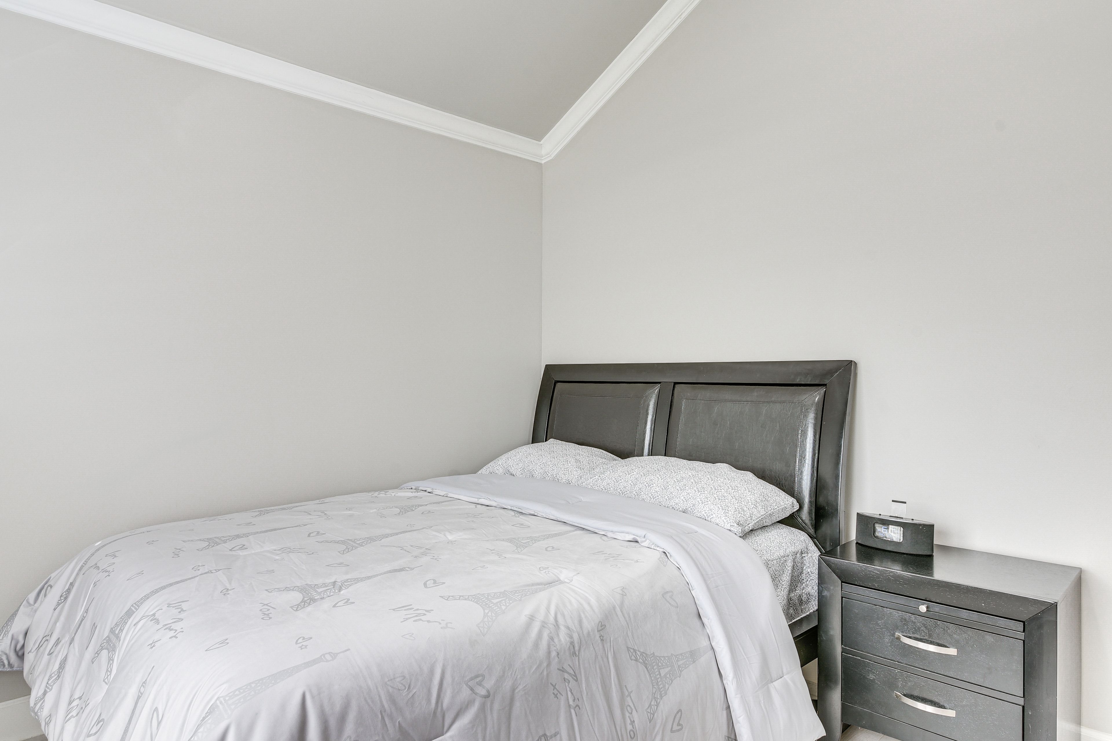 Bedroom 2 | Queen Bed