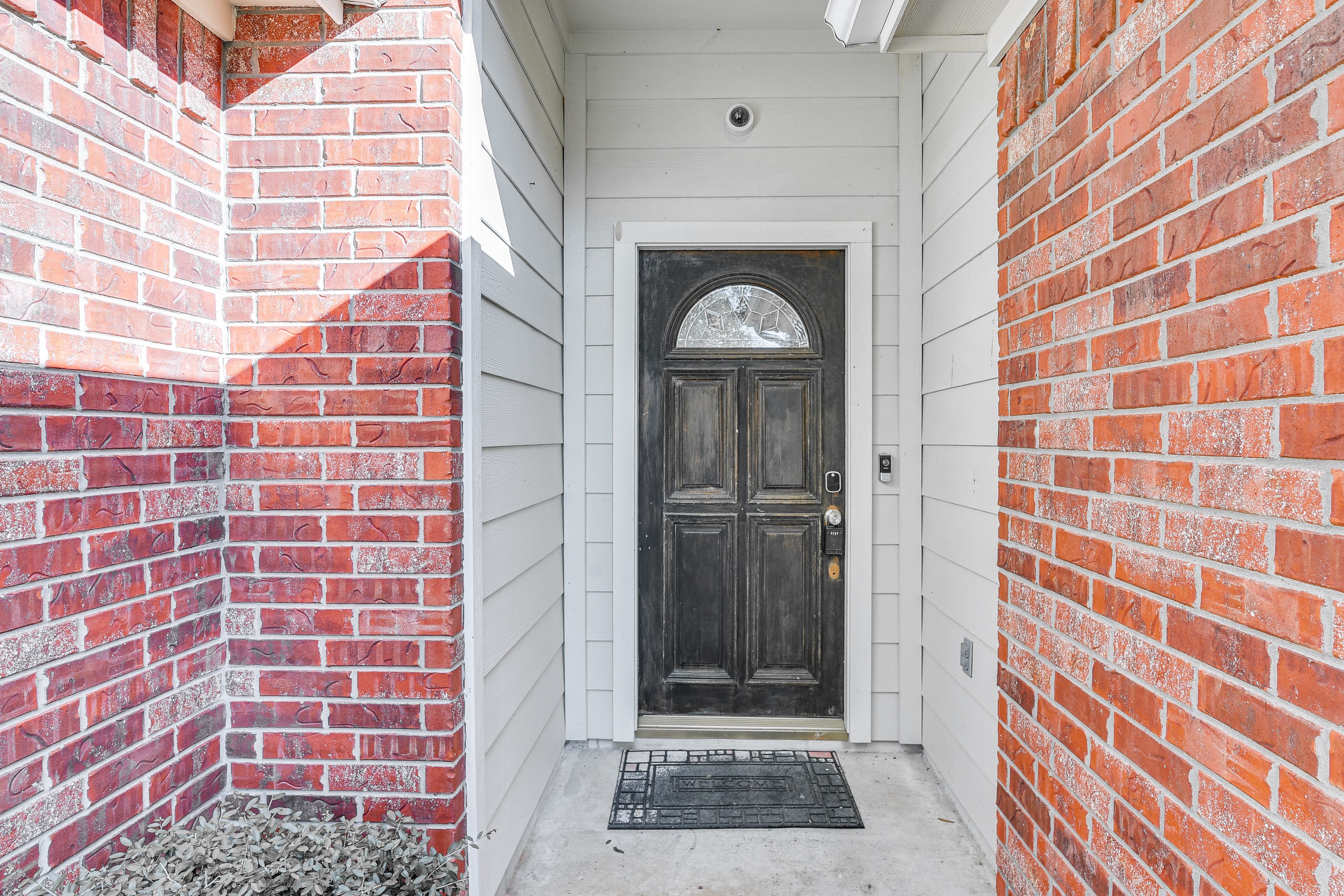 Home Entrance | 1 Small Threshold to Enter
