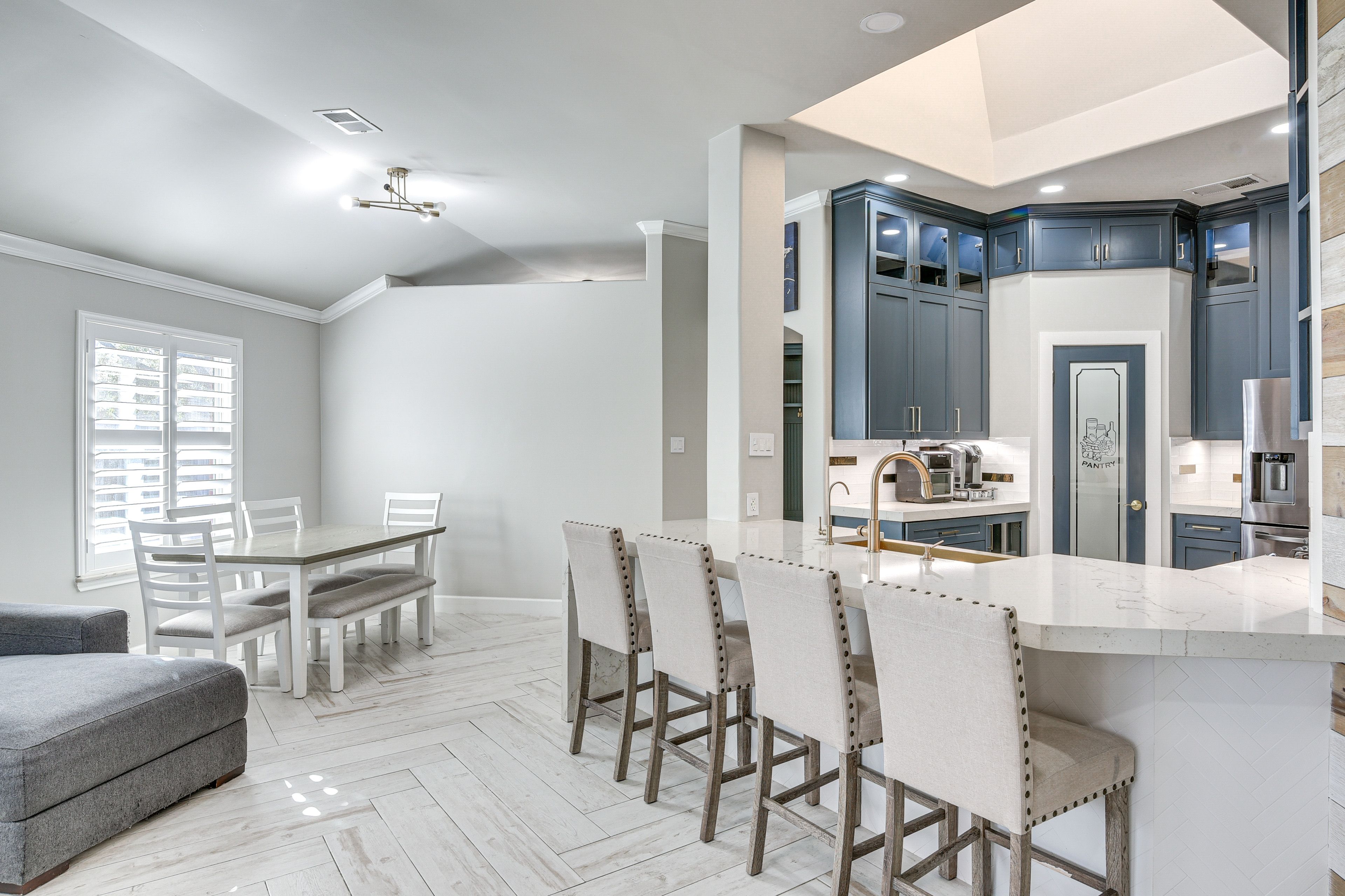 Kitchen & Dining Area | Breakfast Bar | Pantry | Central A/C & Heating