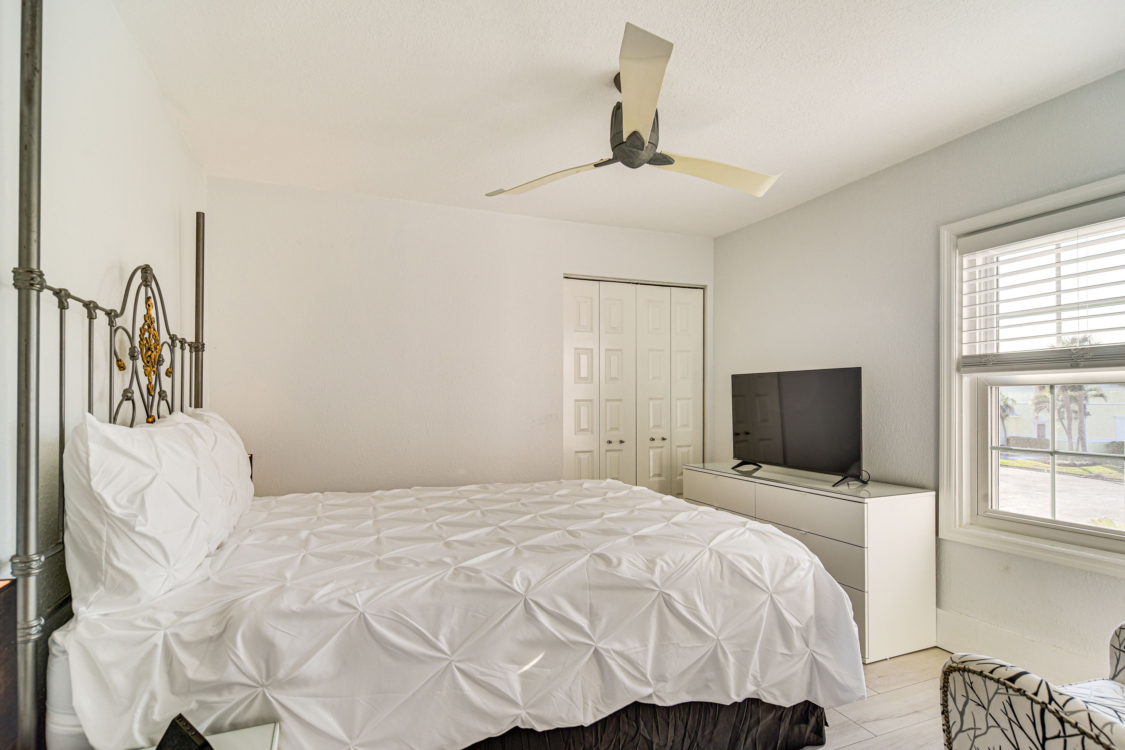 Bedroom 2 | Queen Bed | Smart TV | 2nd Floor