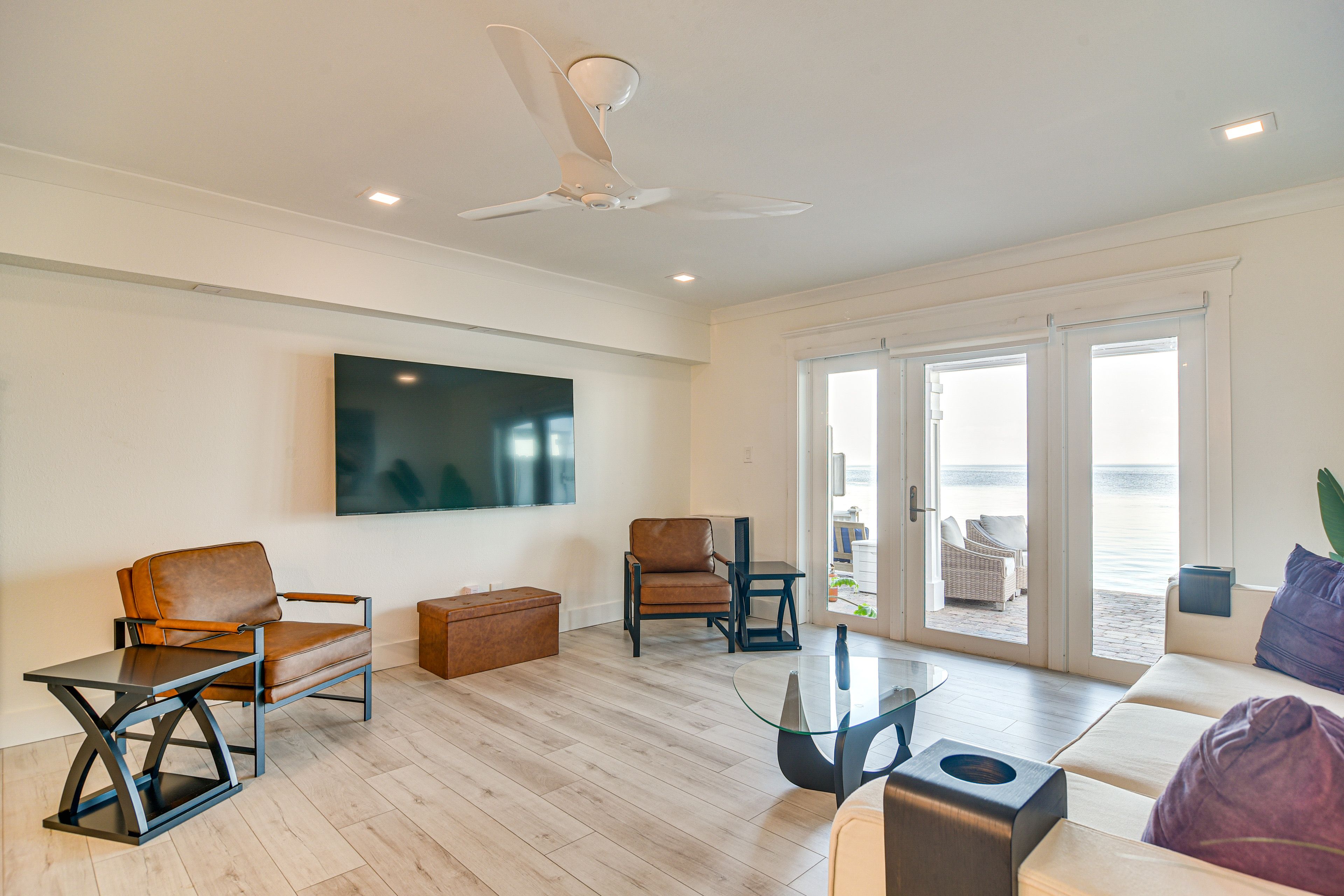 Living Room | Central A/C & Heating | Free WiFi | Smart TV