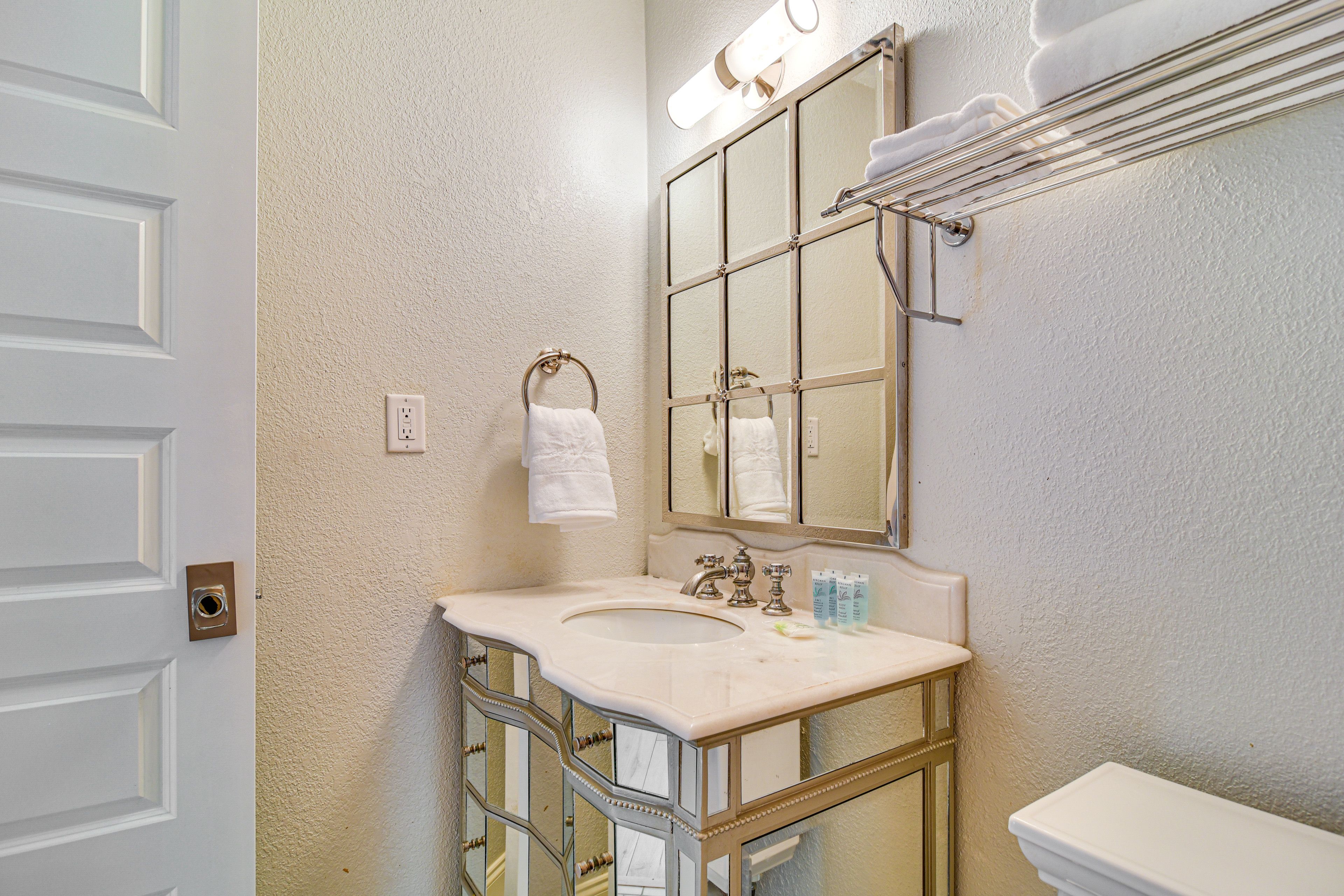 Full Bathroom | Complimentary Toiletries | Hair Dryer | 2nd Floor