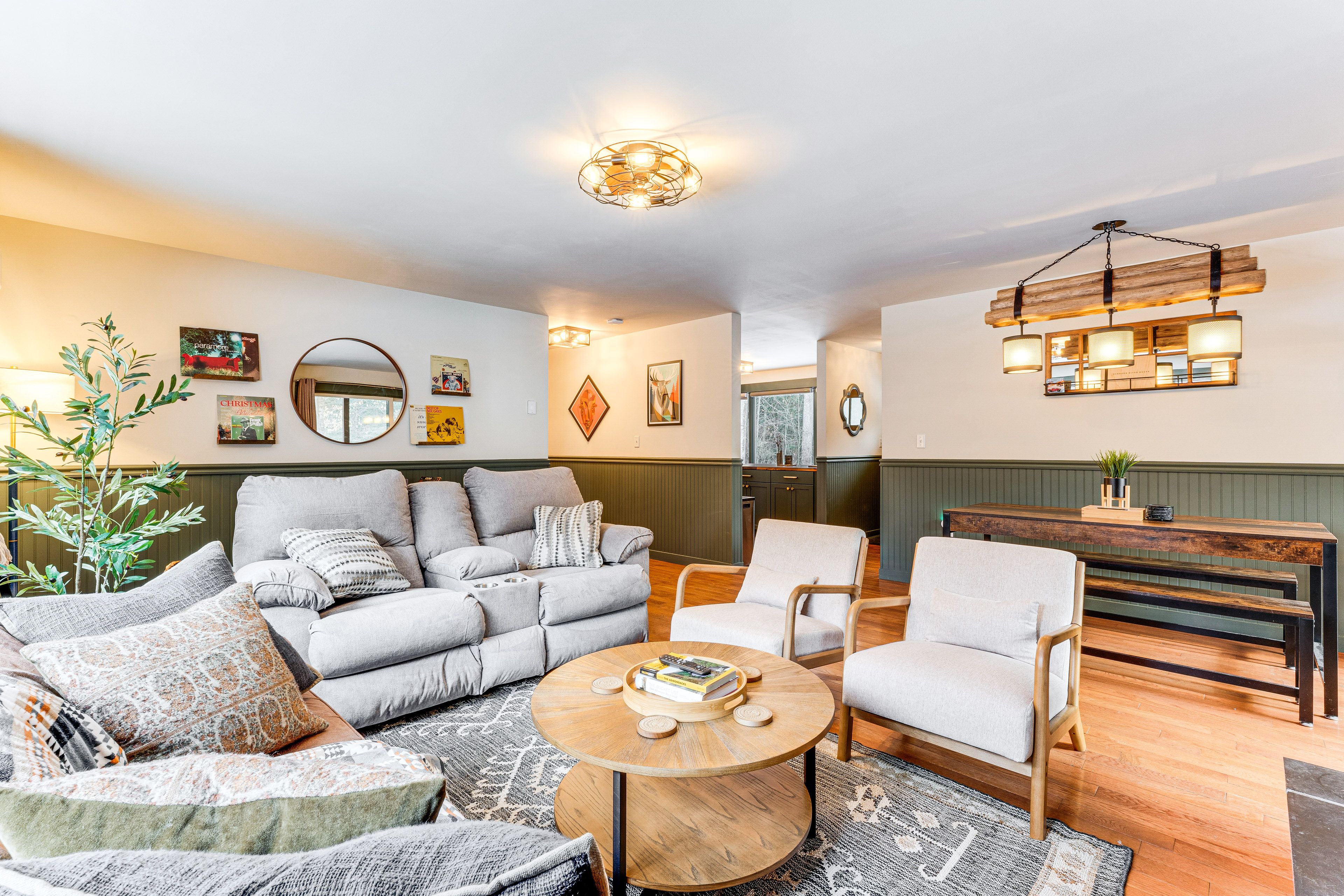 Living Room | Central A/C & Heating | Free WiFi | Smart TV