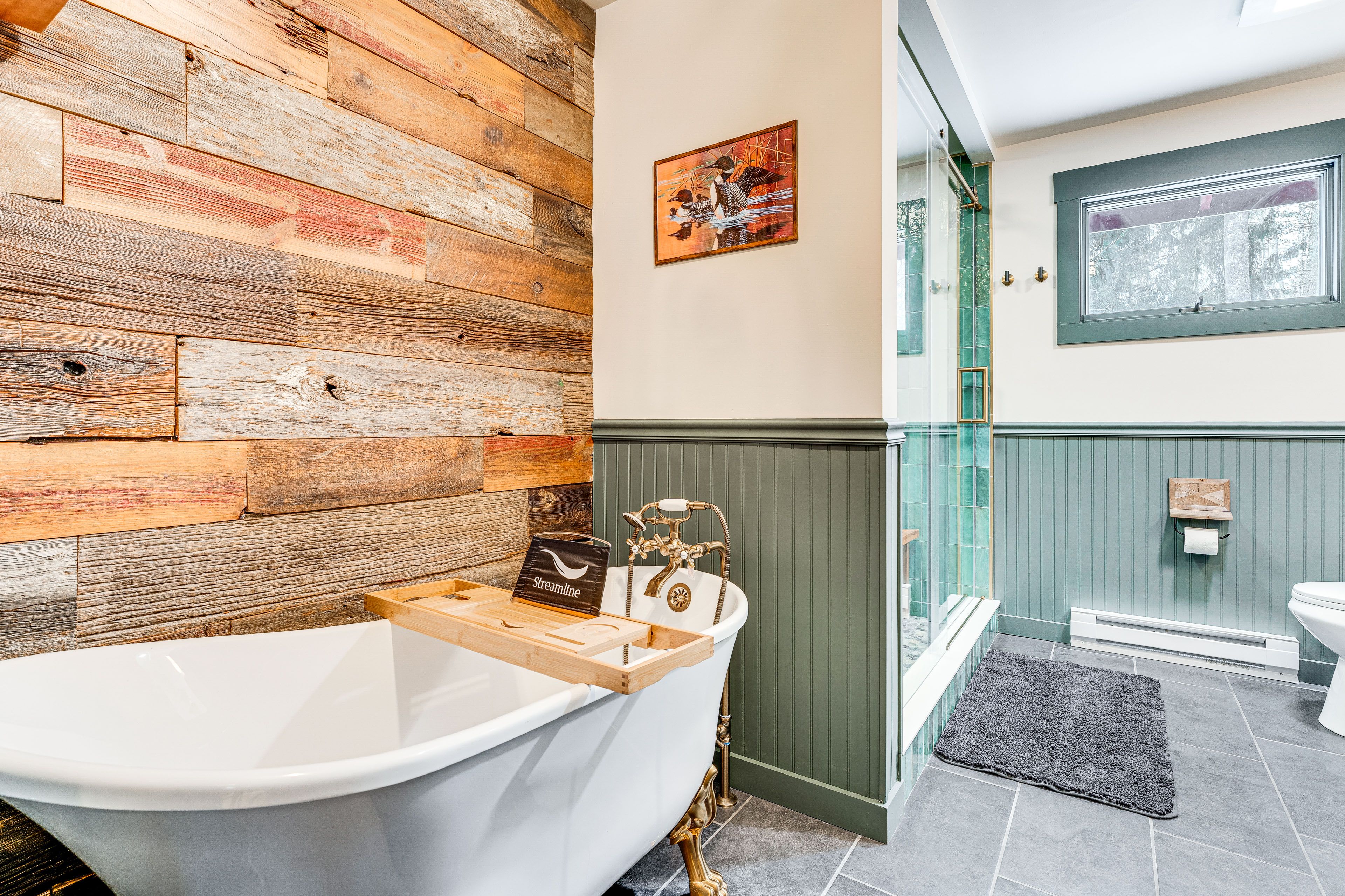 Full Bathroom | Towels Provided
