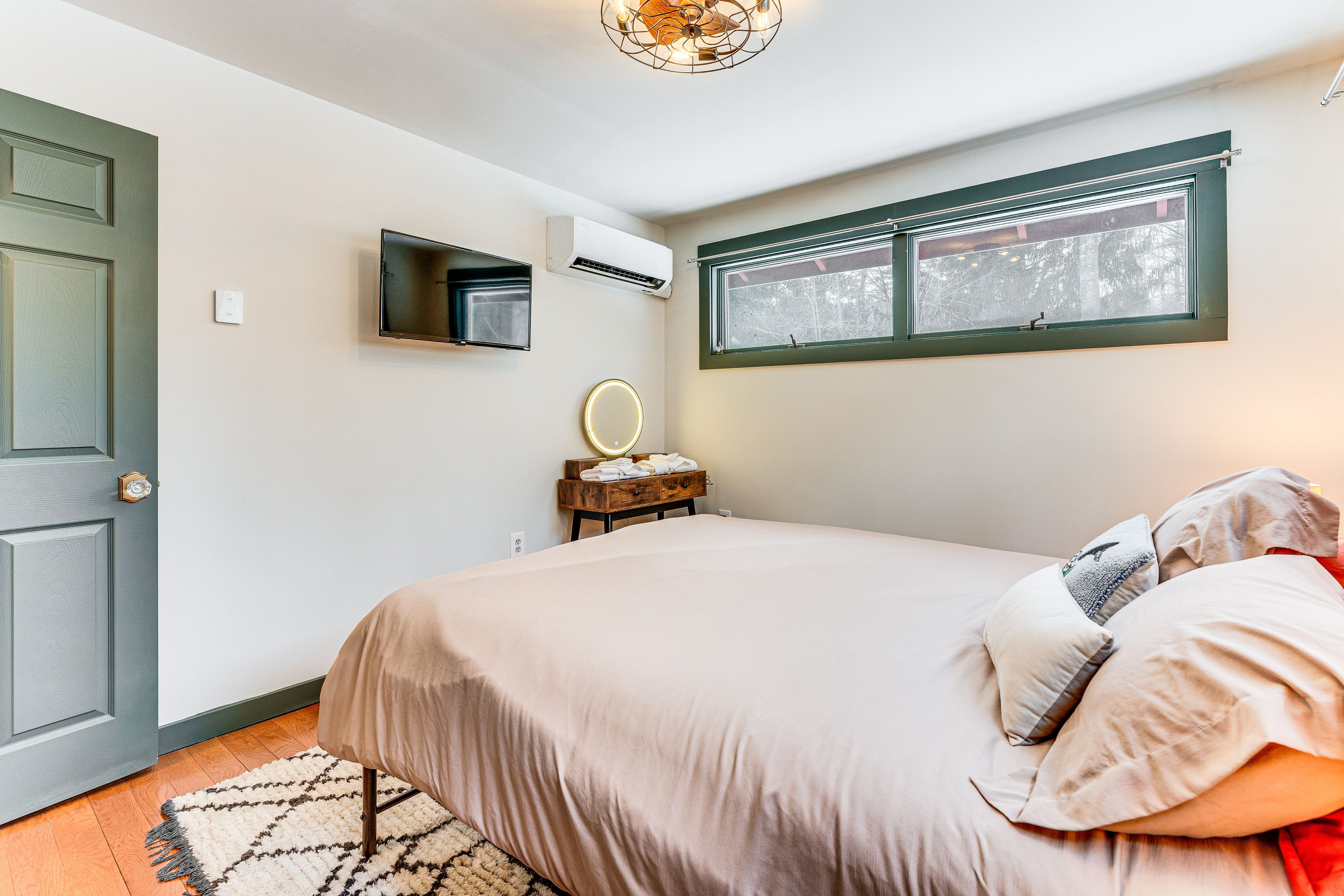 Bedroom 2 | Queen Bed | Smart TV