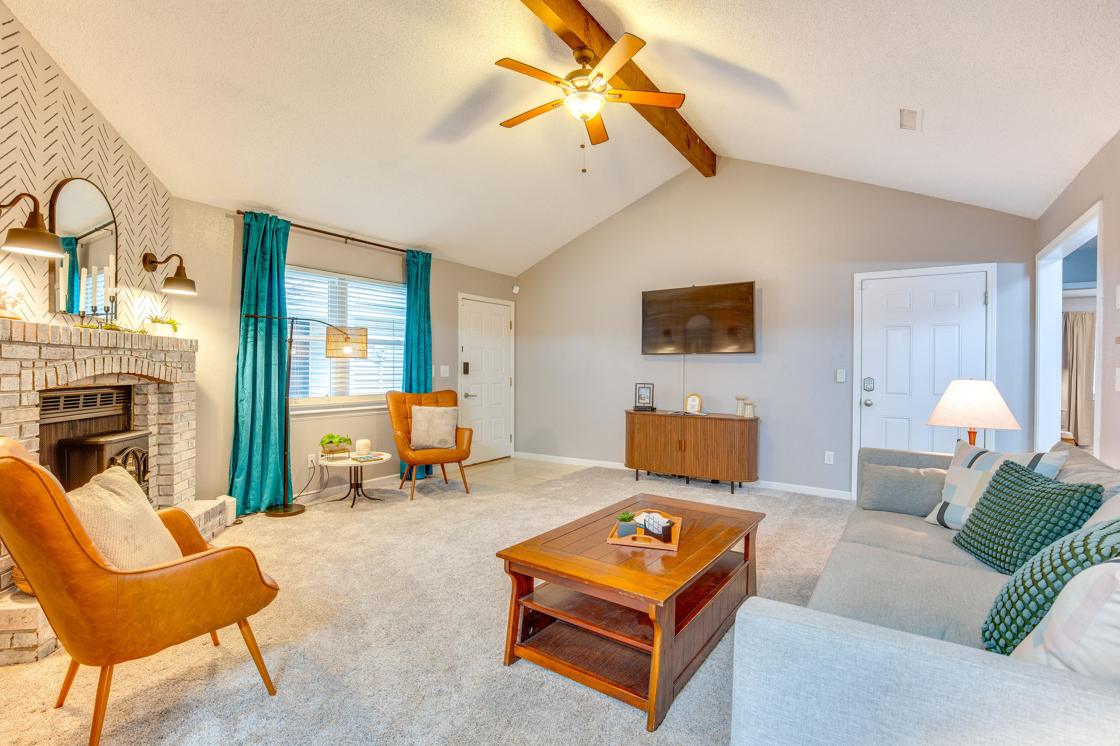 Living Room | Free WiFi | Smart TV | Central A/C | Fireplace