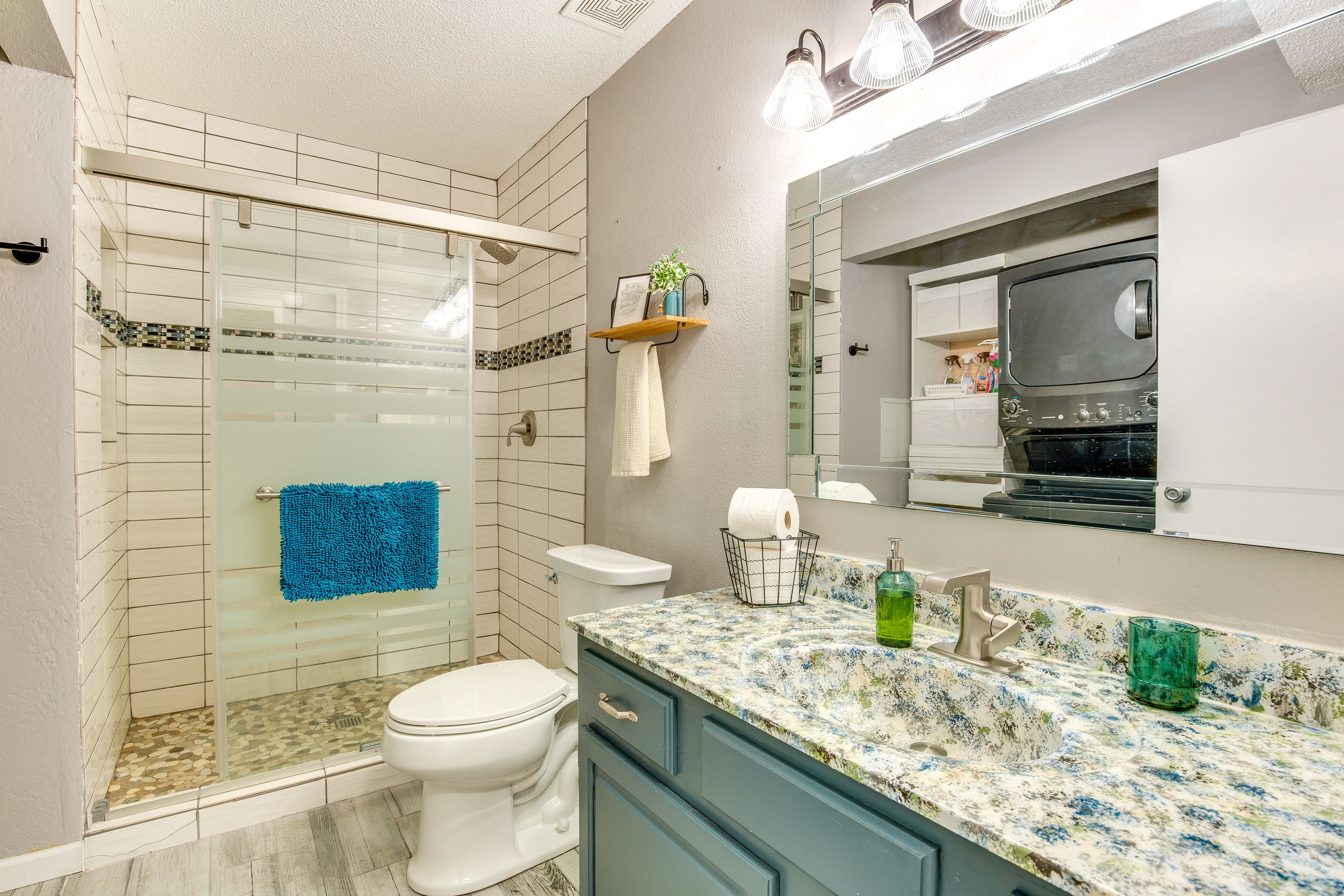 Full Bathroom | Washer & Dryer