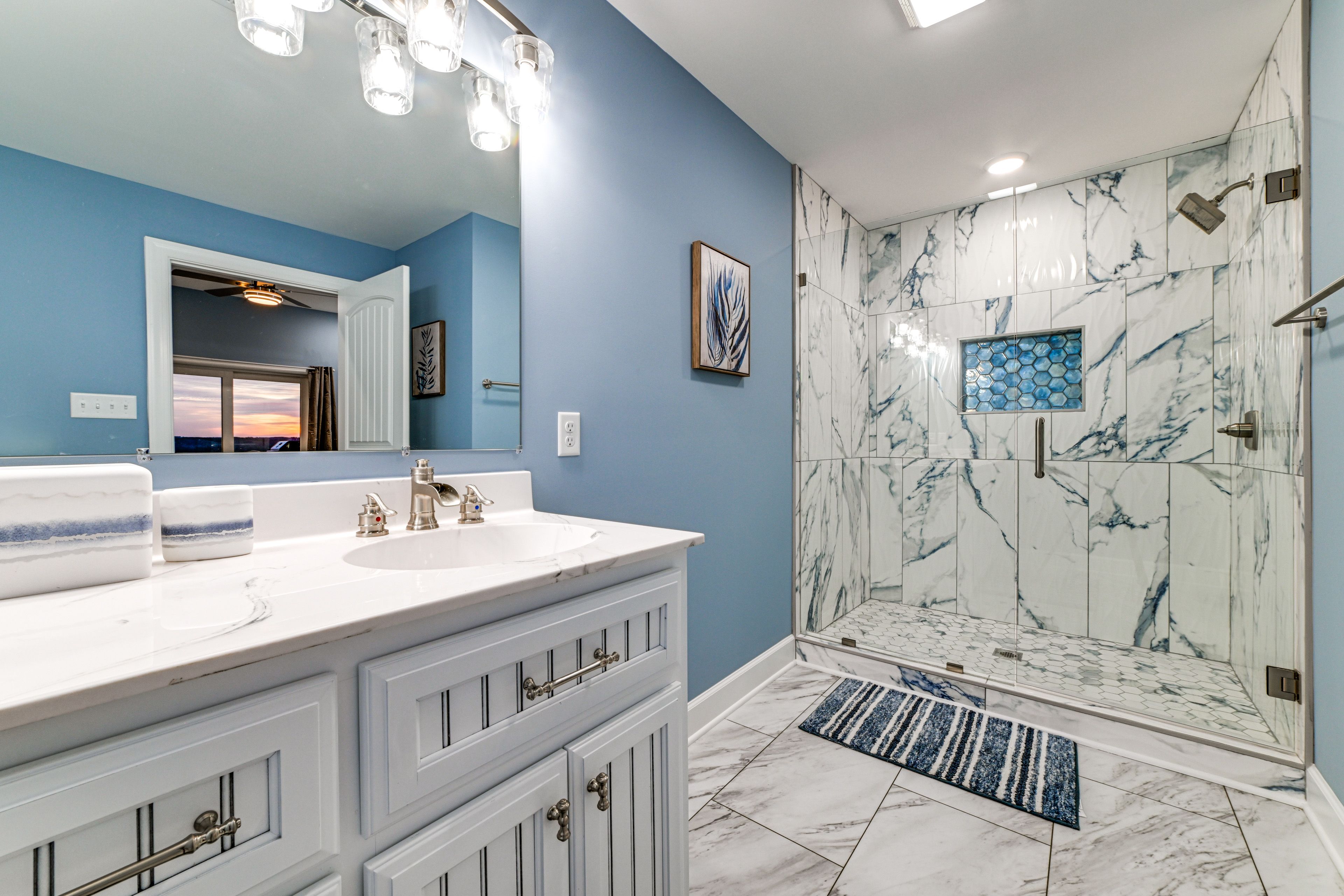 Full Bathroom | Lower Floor | Towels Provided