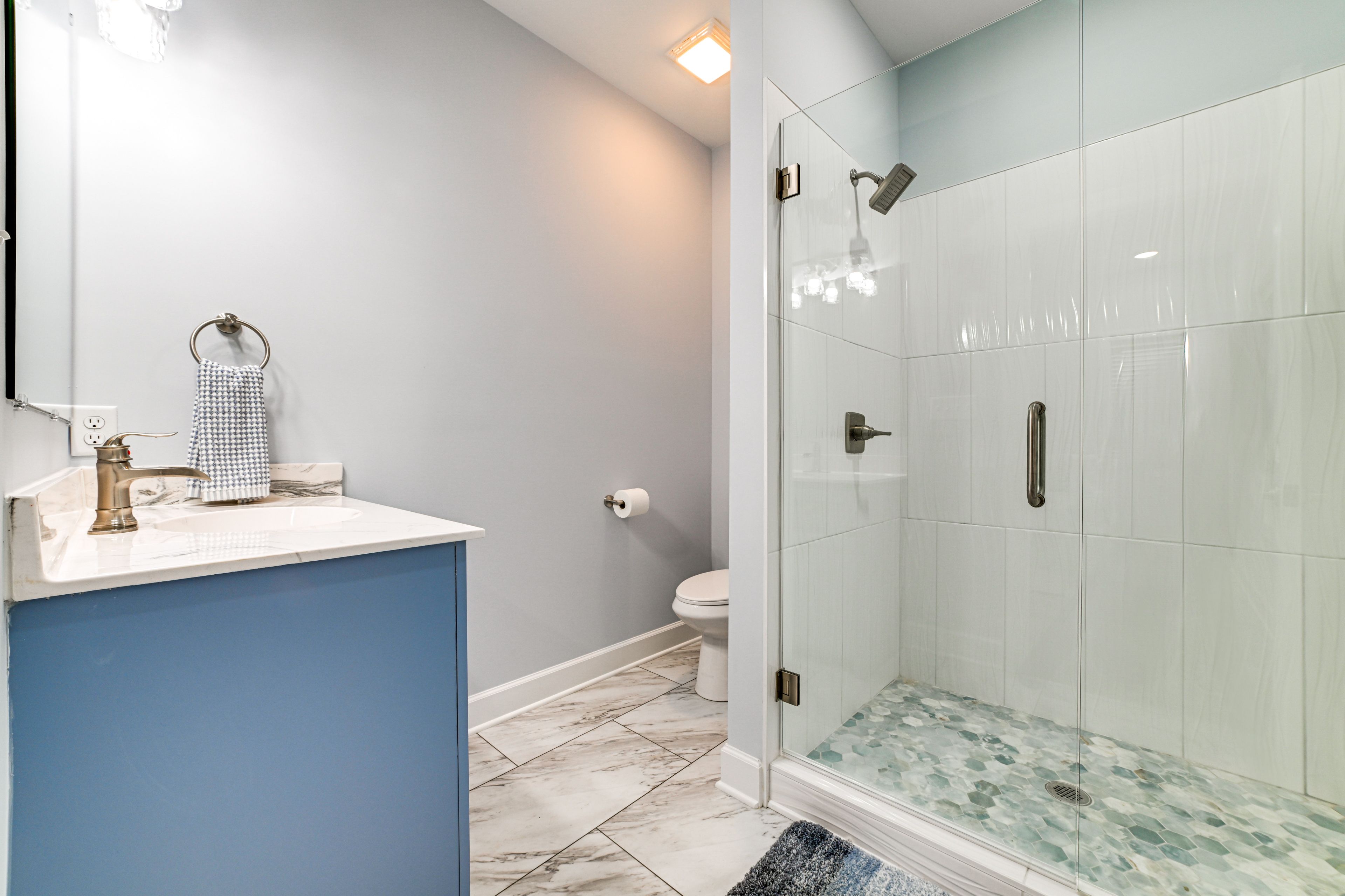Full Bathroom | Upper Floor | Towels Provided