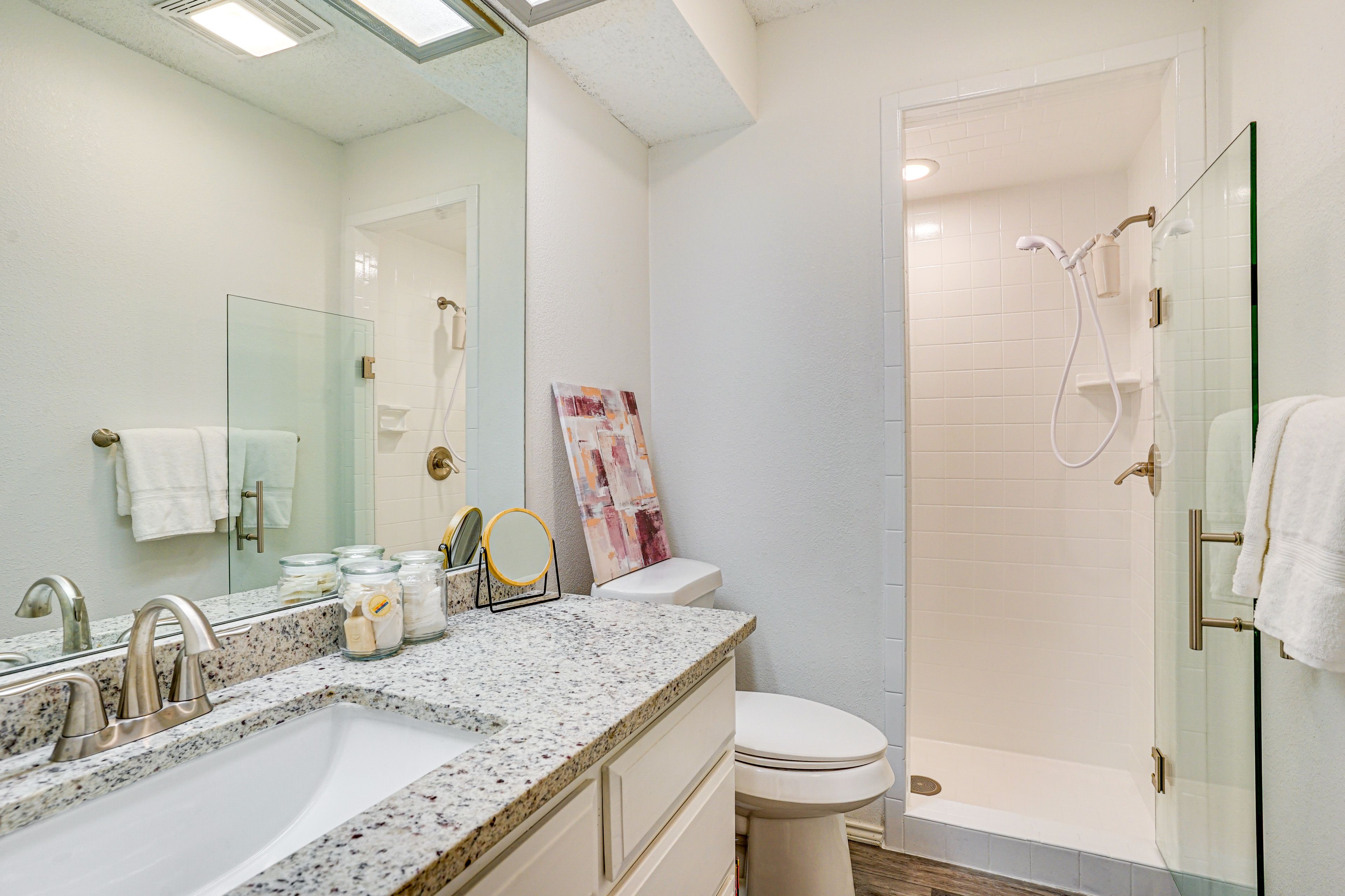 Full Bathroom | Towels Provided