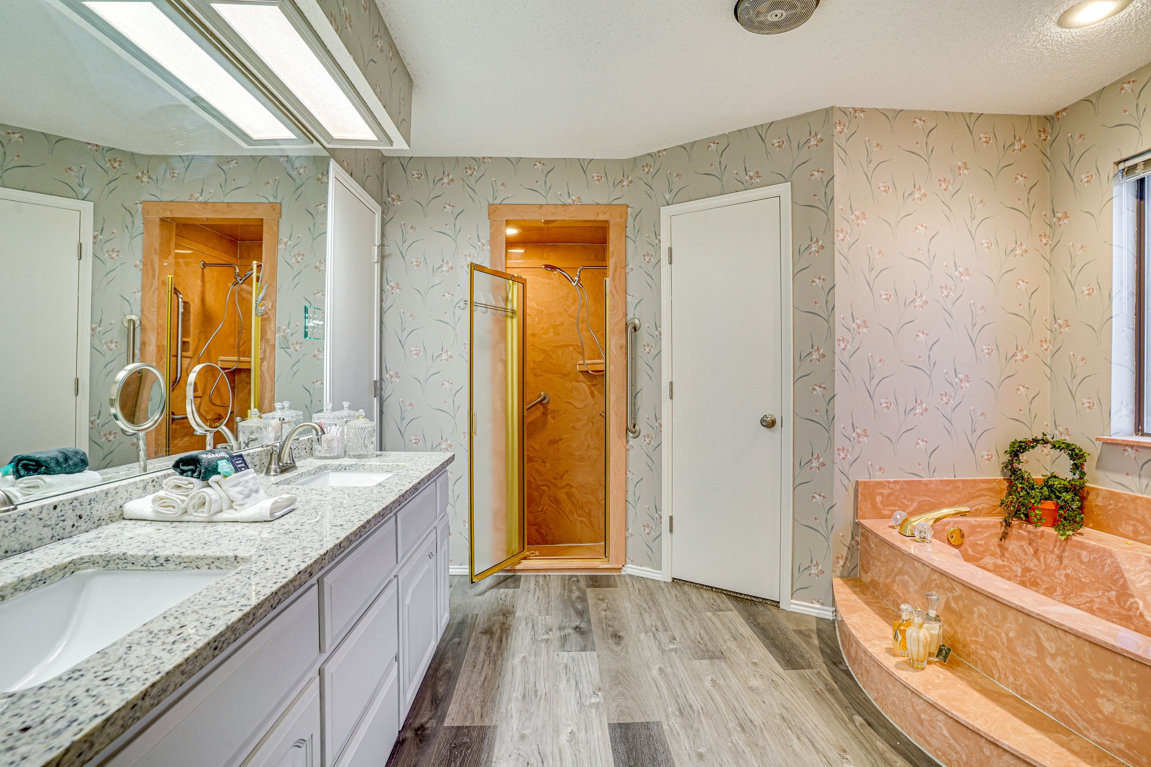 Full Bathroom | Separate Tub & Shower