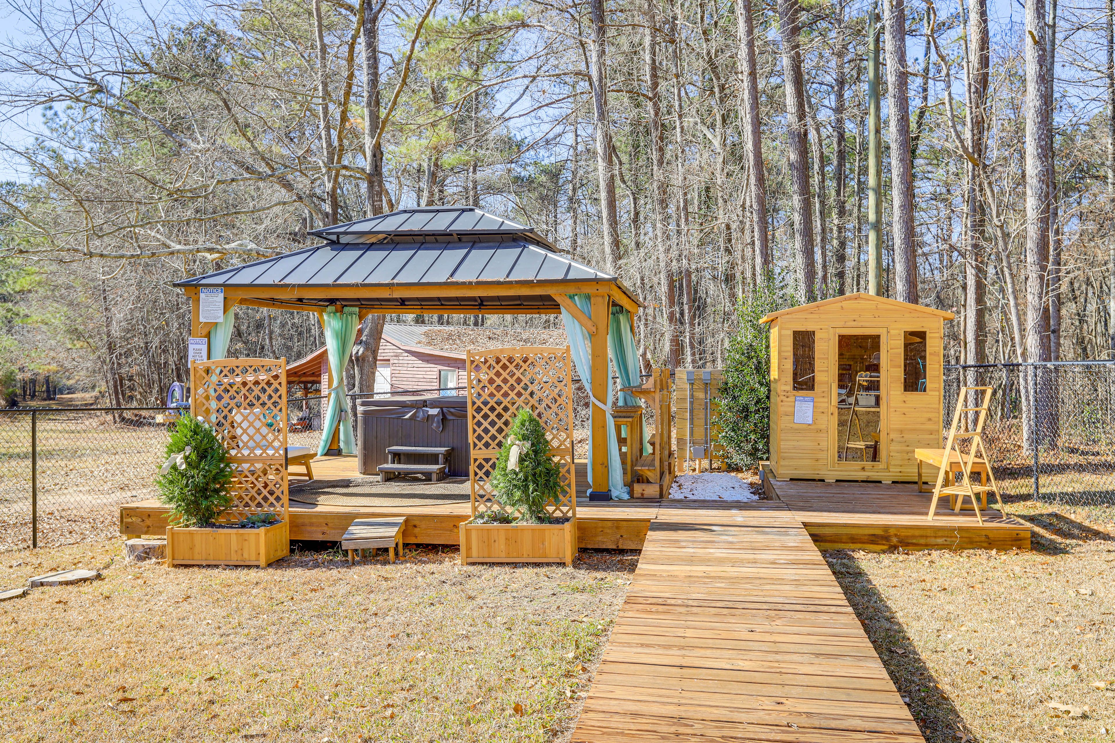 Gazebo | Private Sauna | Hot Tub