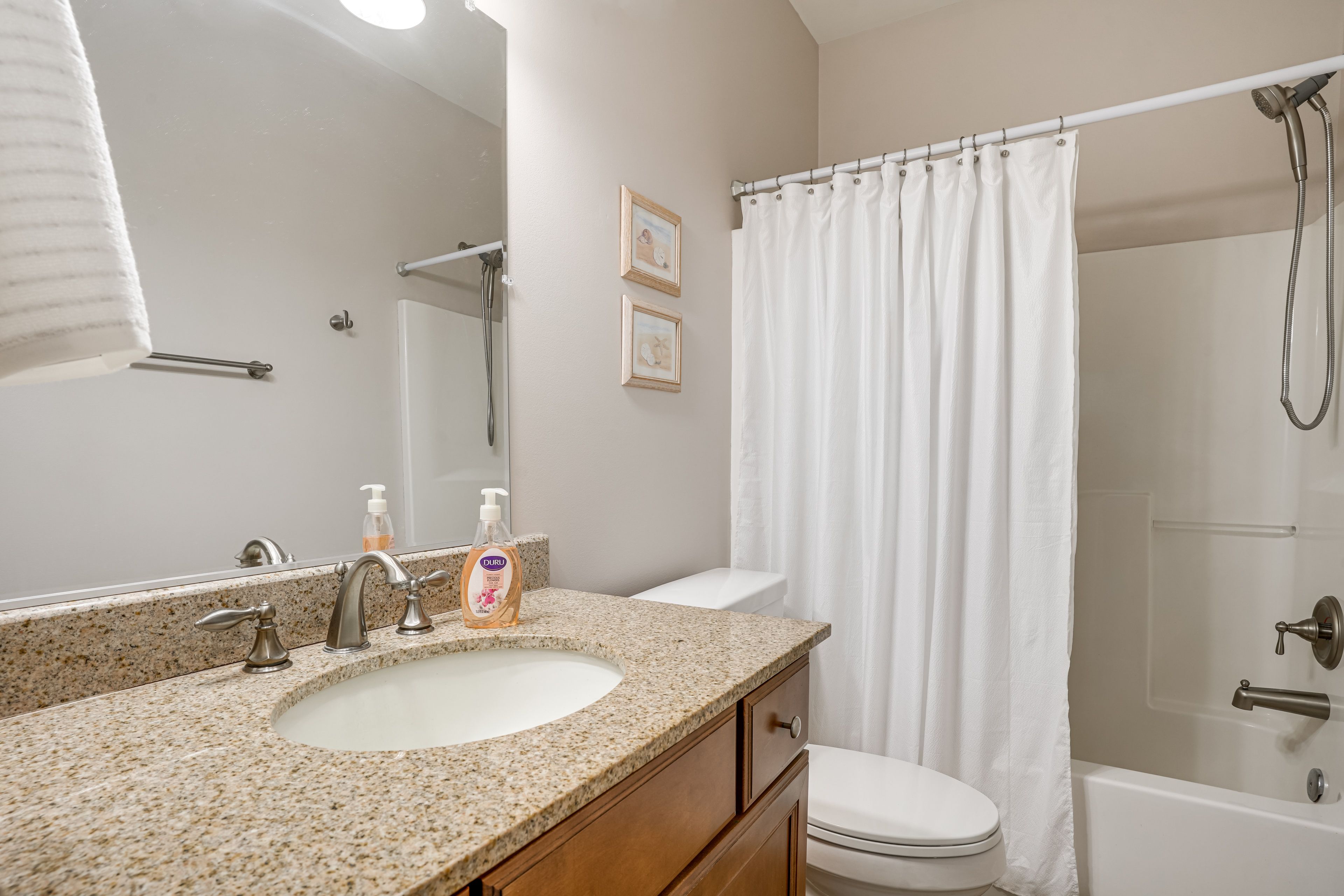 Full Bathroom | Towels Provided | 2nd Floor