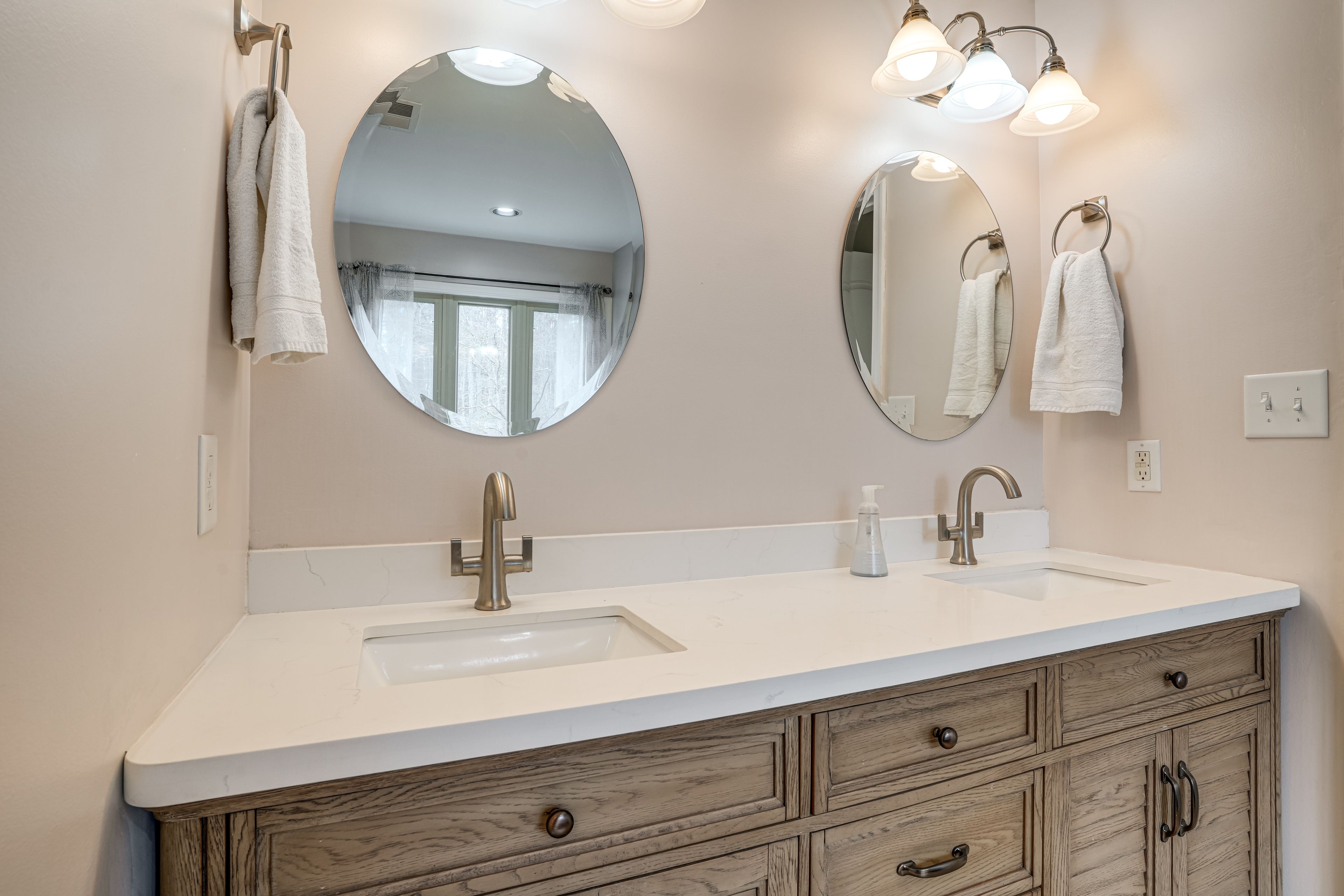 En-Suite Bathroom | Soaking Tub | Shower | 3rd Floor