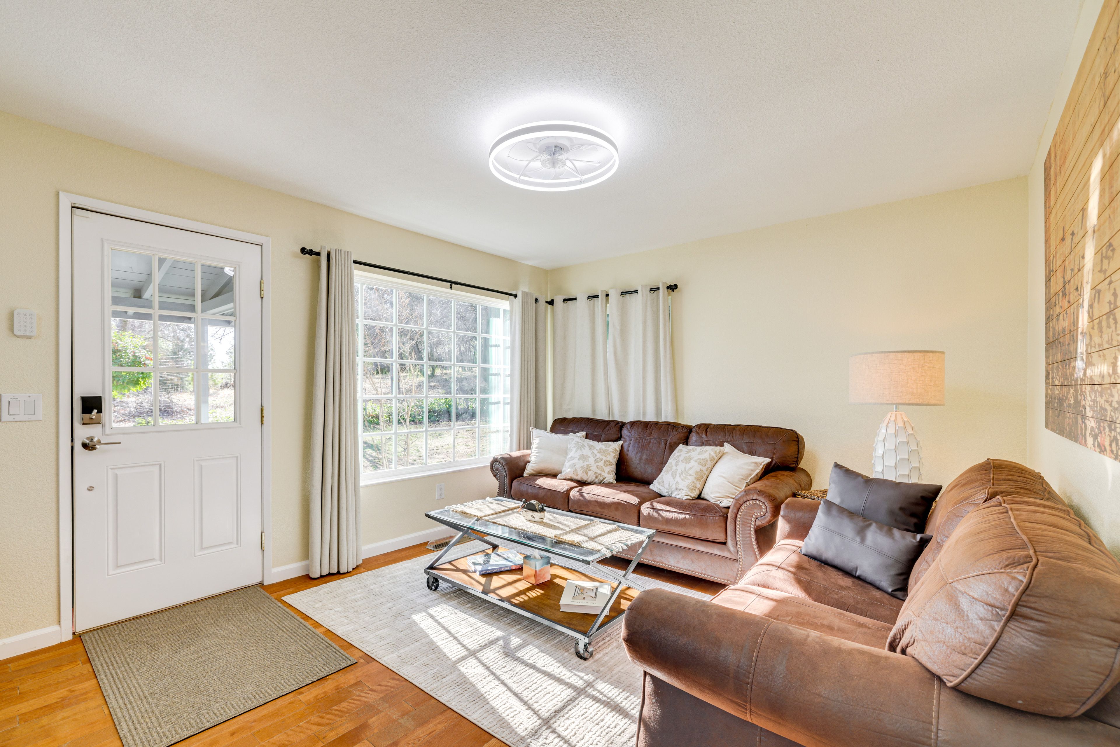 Living Room | Smart TV | Free WiFi | Electric Fireplace
