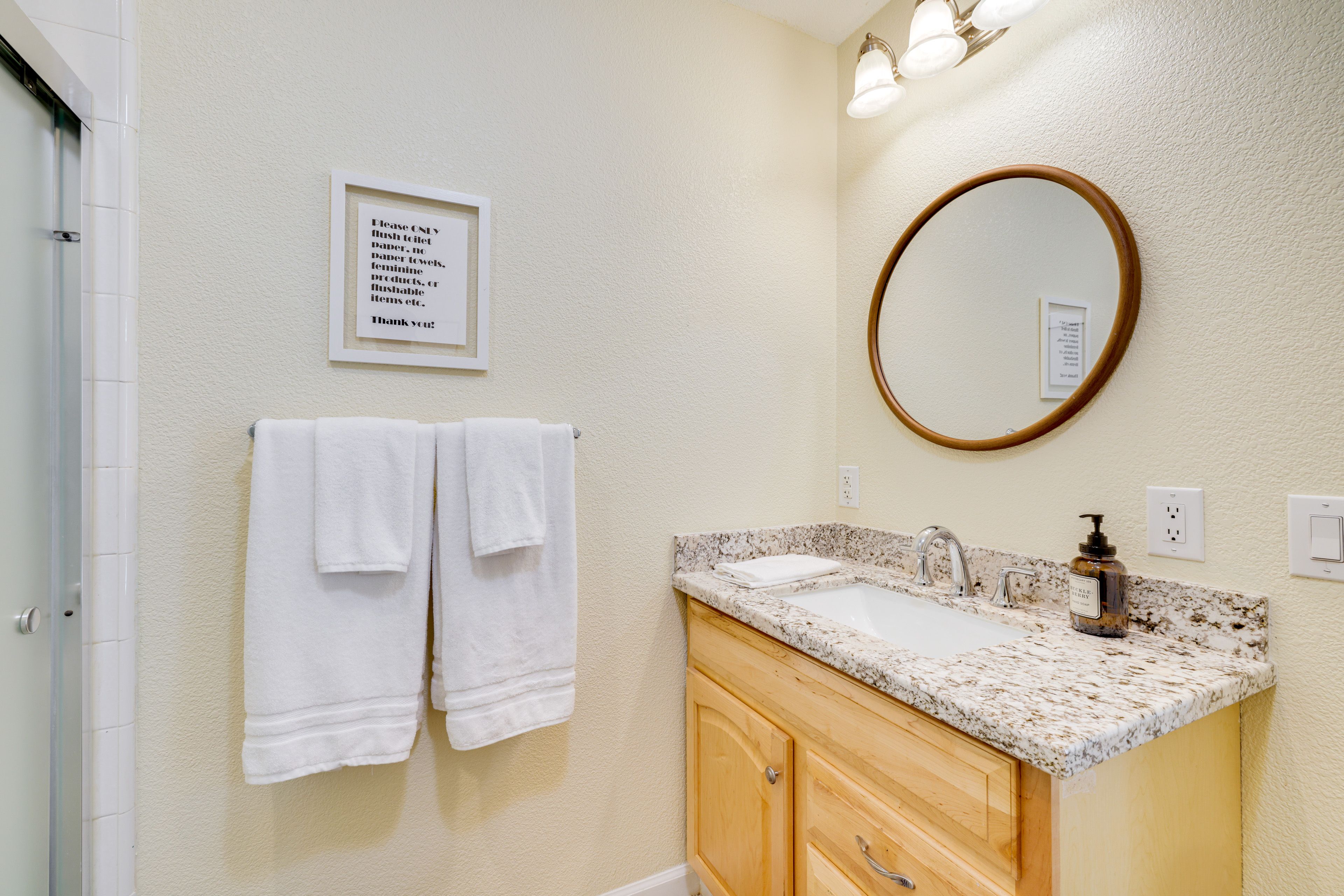 Full Bathroom | Complimentary Toiletries | Hair Dryer