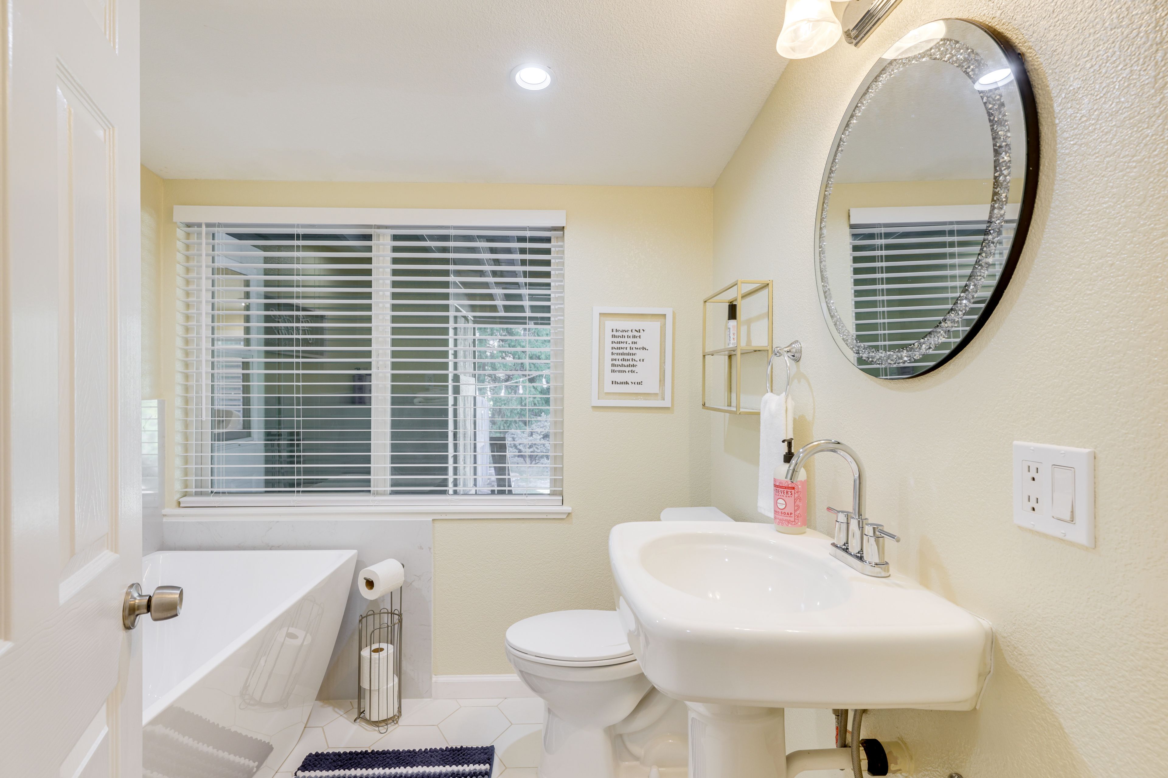 Full Bathroom | Towels Provided