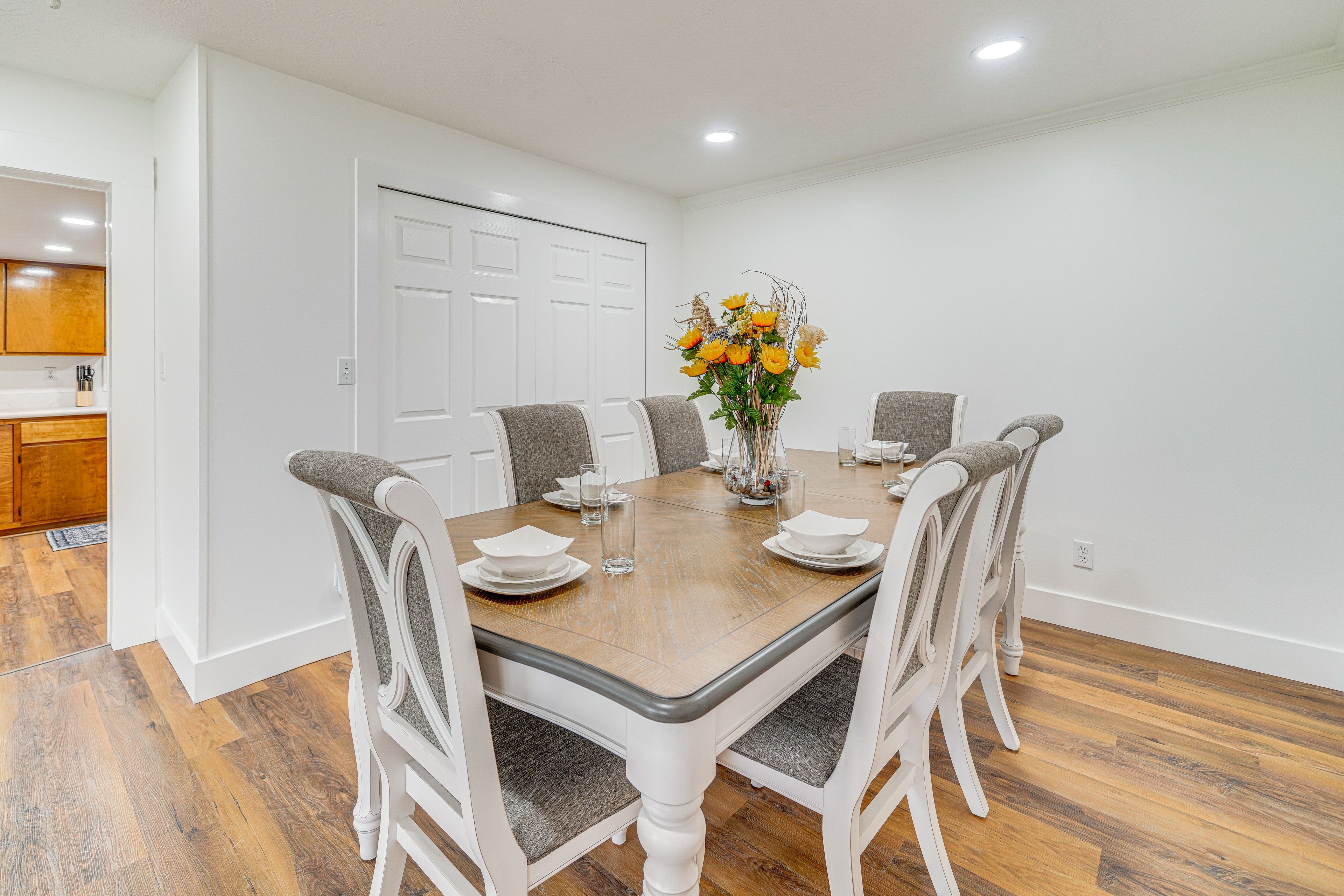 Dining Area | Dishware/Flatware