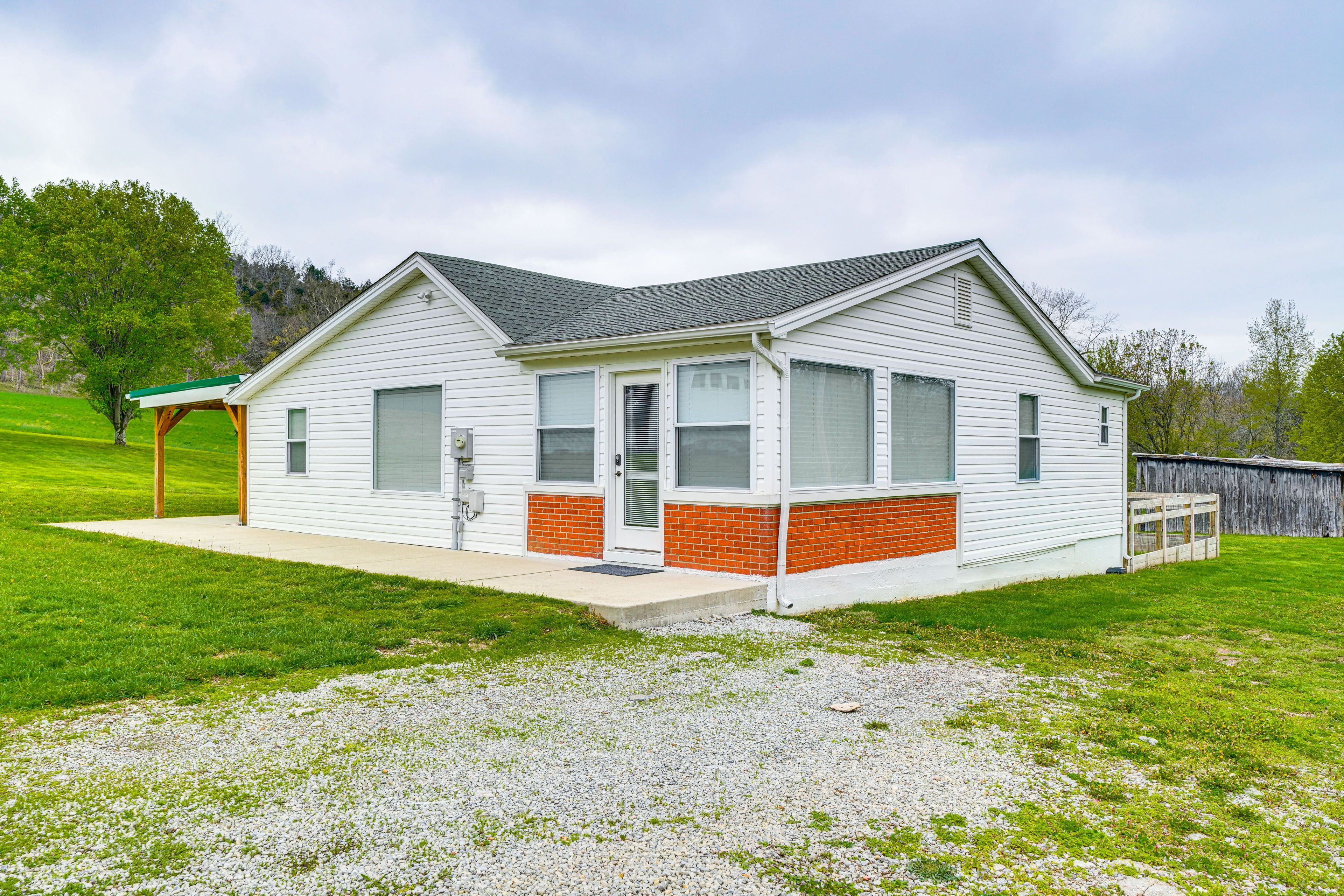 Parking | Driveway (4 Vehicles) | Trailer Parking Available (1 Max)