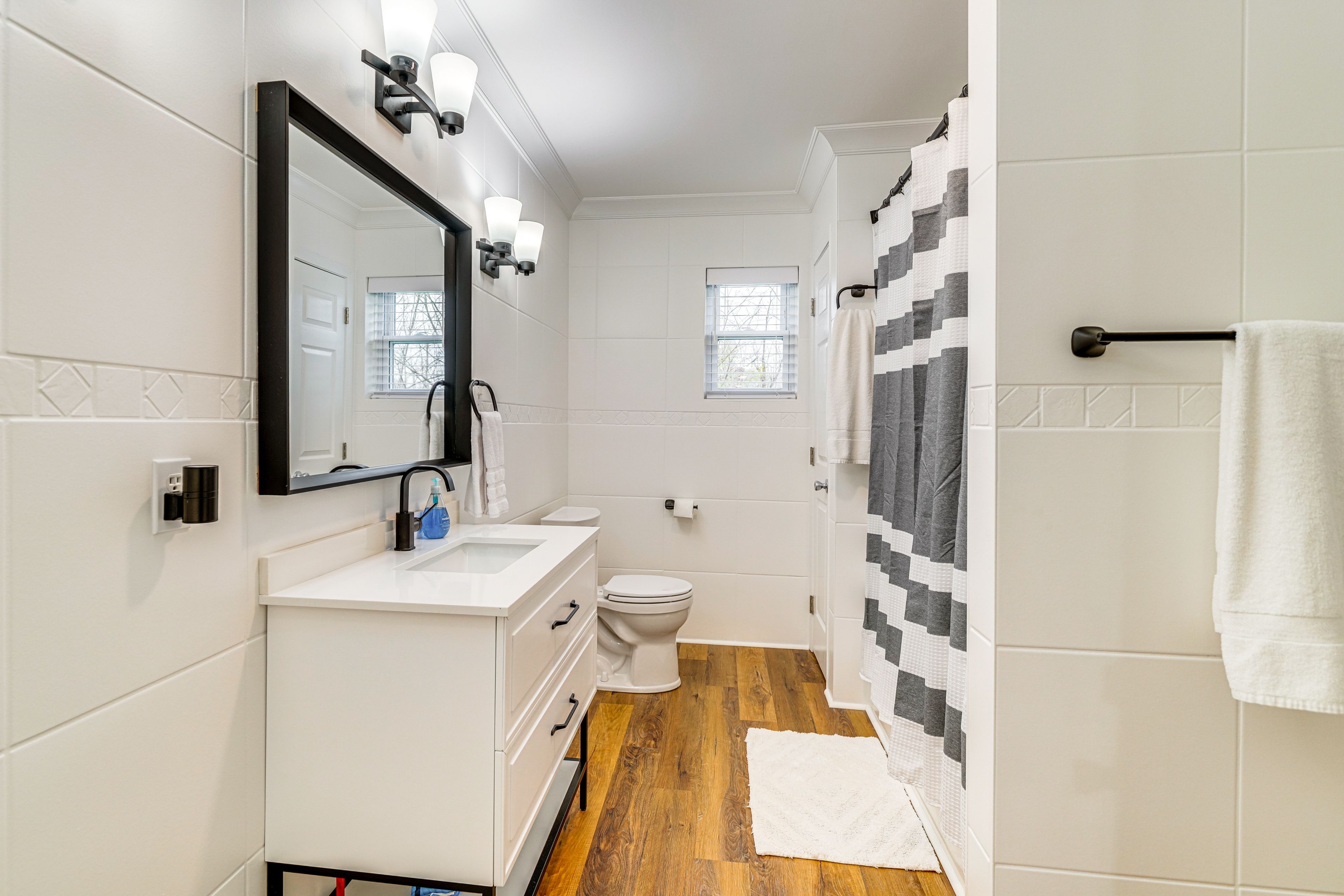 Full Bathroom | Towels Provided