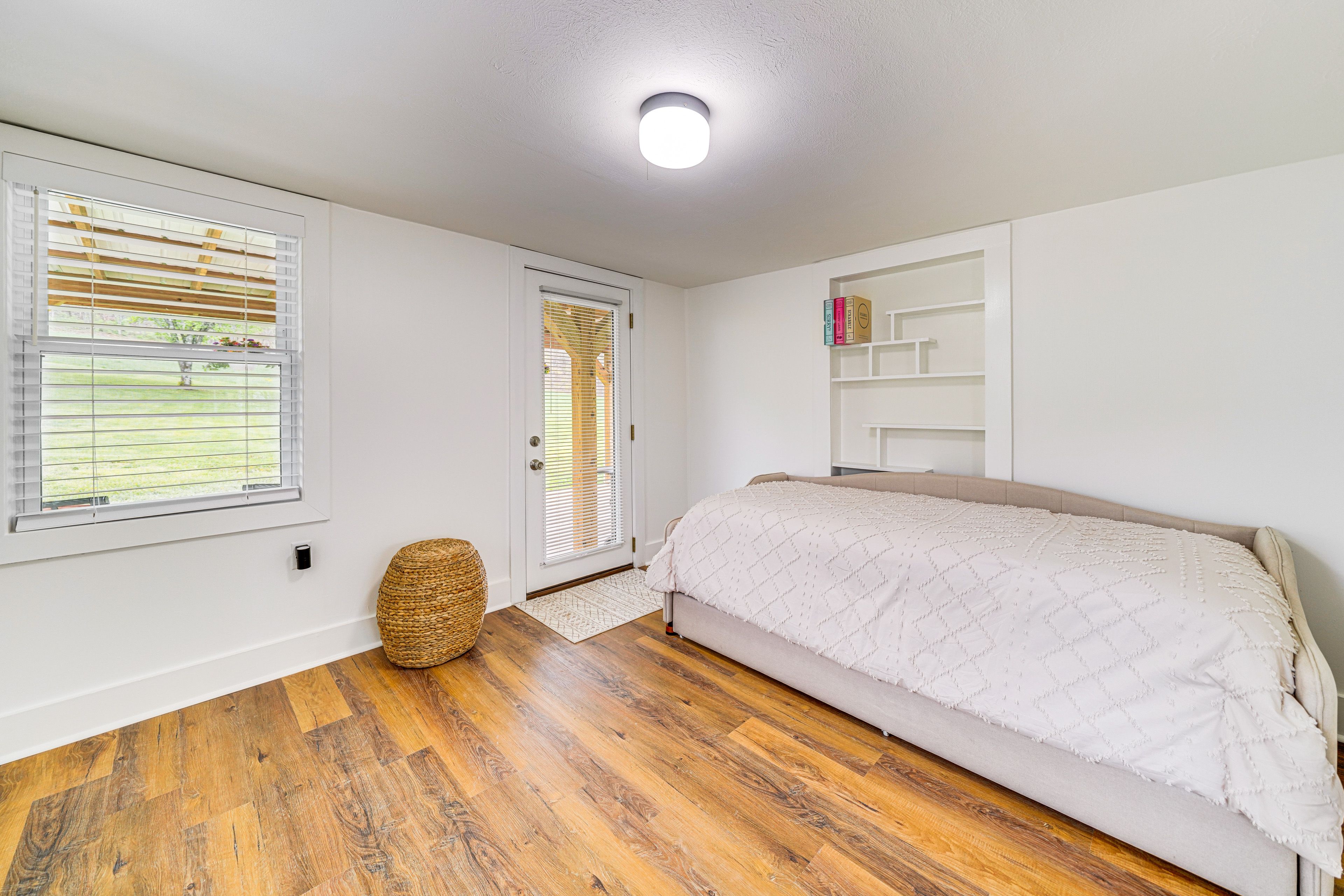 Bedroom 2 | Twin Daybed w/ Twin Trundle